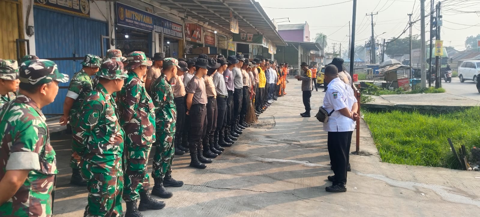 SINERGI TNI-POLRI DAN MUSPIKA, GERAKAN NASIONAL ASRI BERSIHKAN PASAR TEGAL DANAS