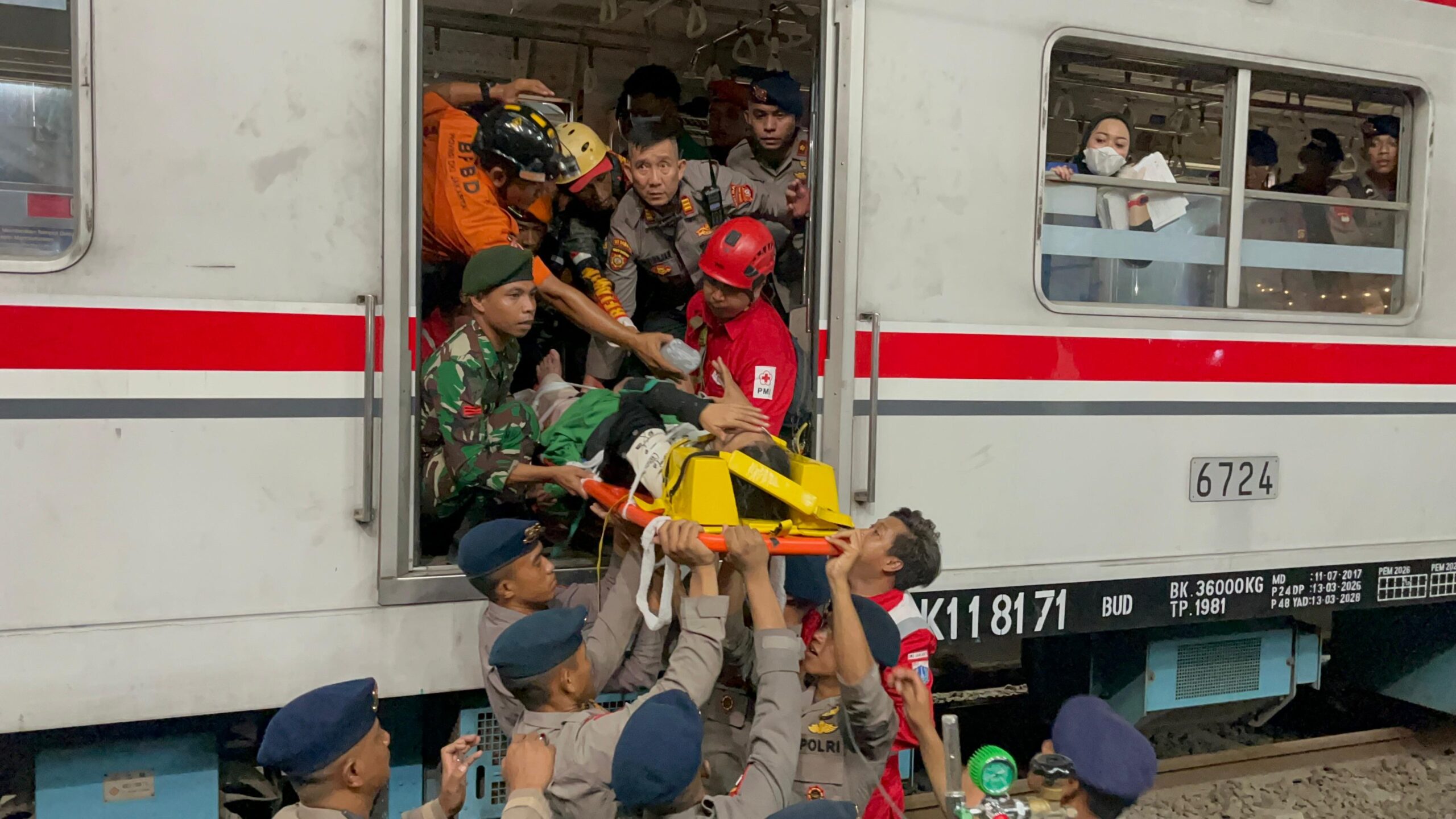 Brimob Batalyon D Pelopor Bantu Evakuasi Korban Kecelakaan Kereta di Bekasi Timur