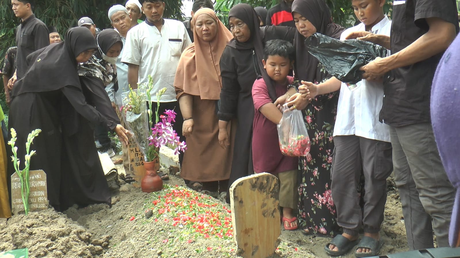 Duka di Bekasi Timur: Kisah Pilu Nurlaela, Guru SD yang Gugur dalam Tragedi Kereta