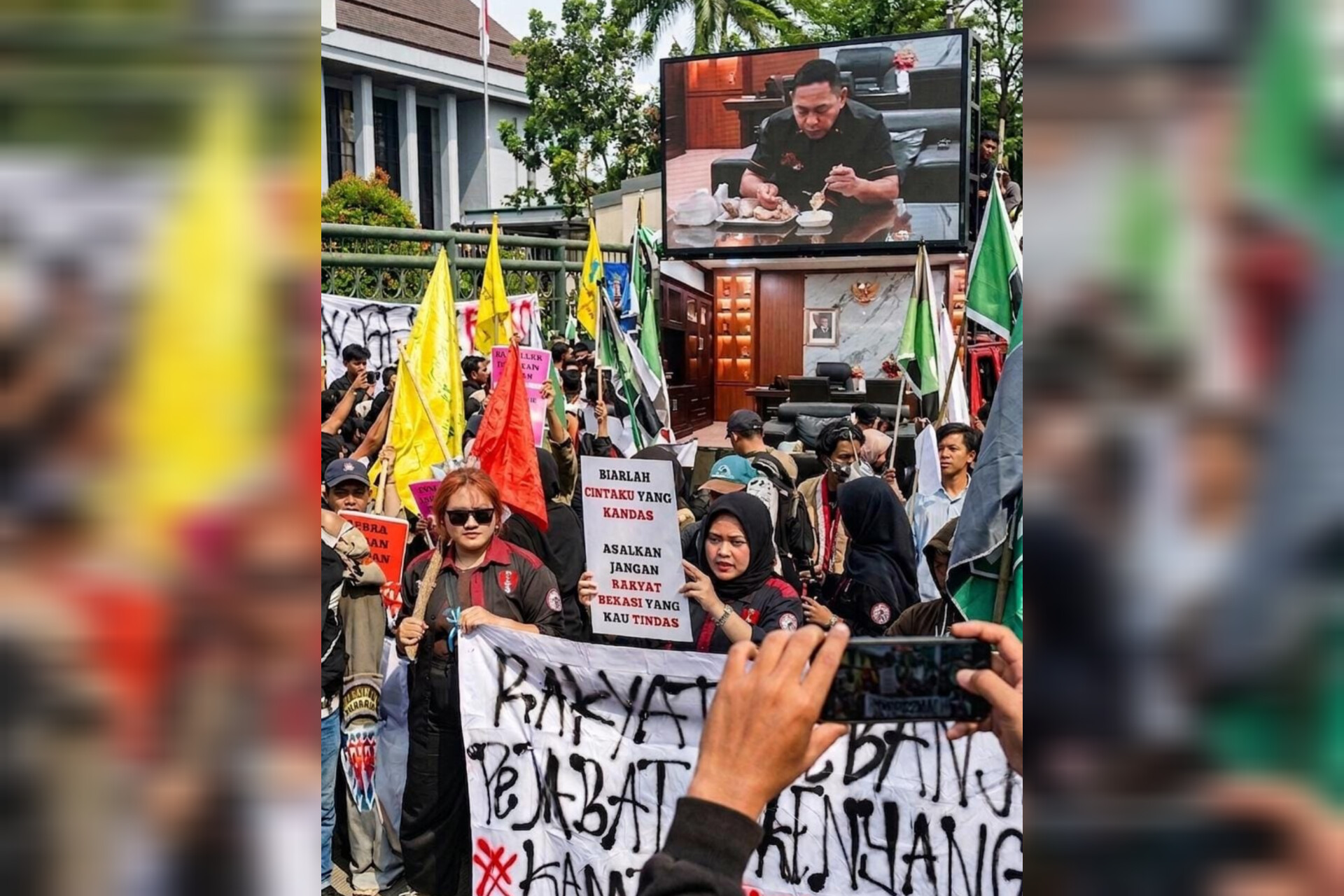 Pemandangan Kontras di Depan Kompleks Pemda Bekasi: Aksi Mahasiswa “BenahinBekasi” Berujung Ricuh Sementara Plt Bupati Nikmati Makan Siang