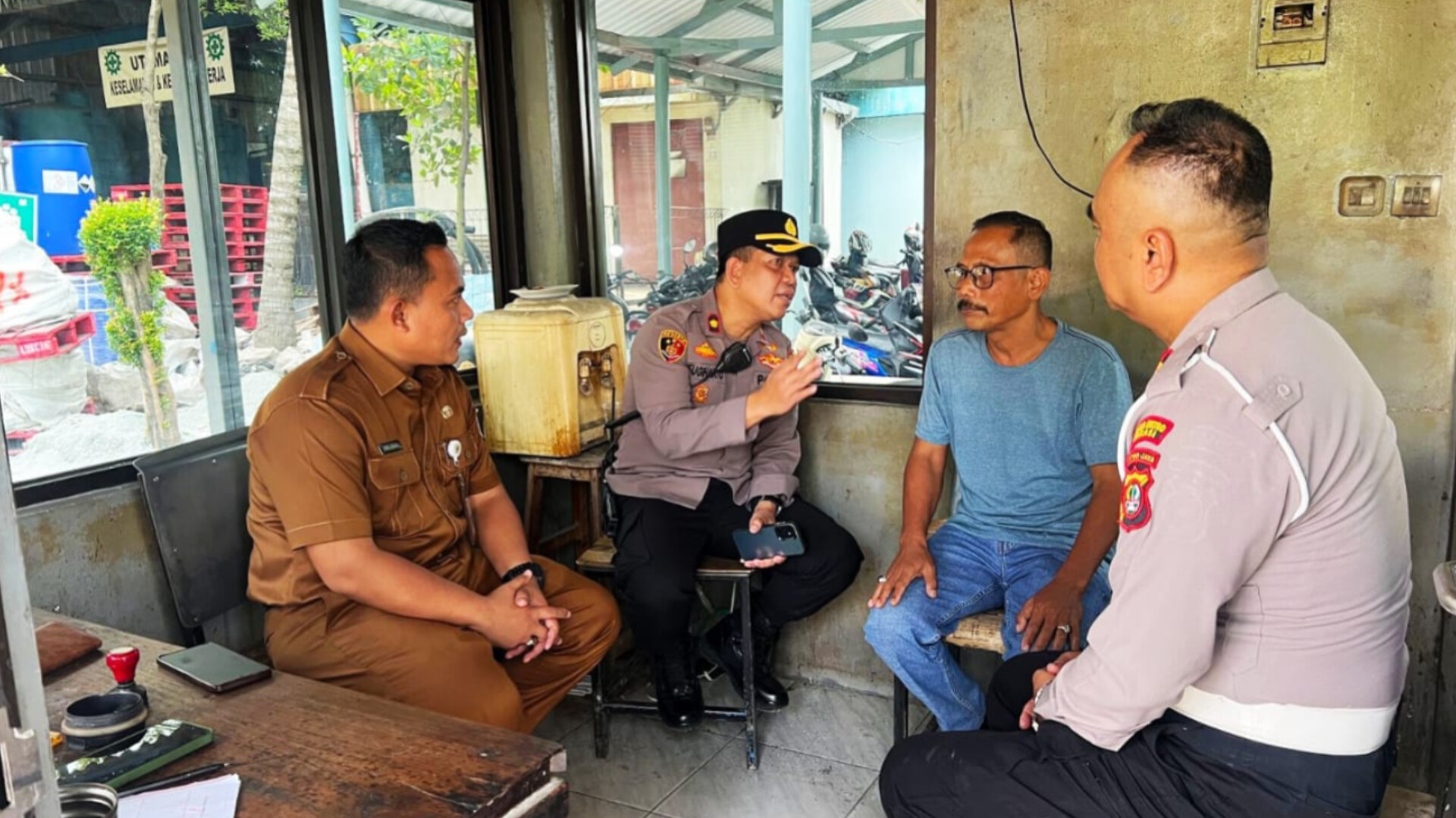 TINDAK TEGAS! Kapolsek Cikarang Timur Pimpin Penertiban Parkir Liar, Amankan Jalan Raya Urip Sumoharjo