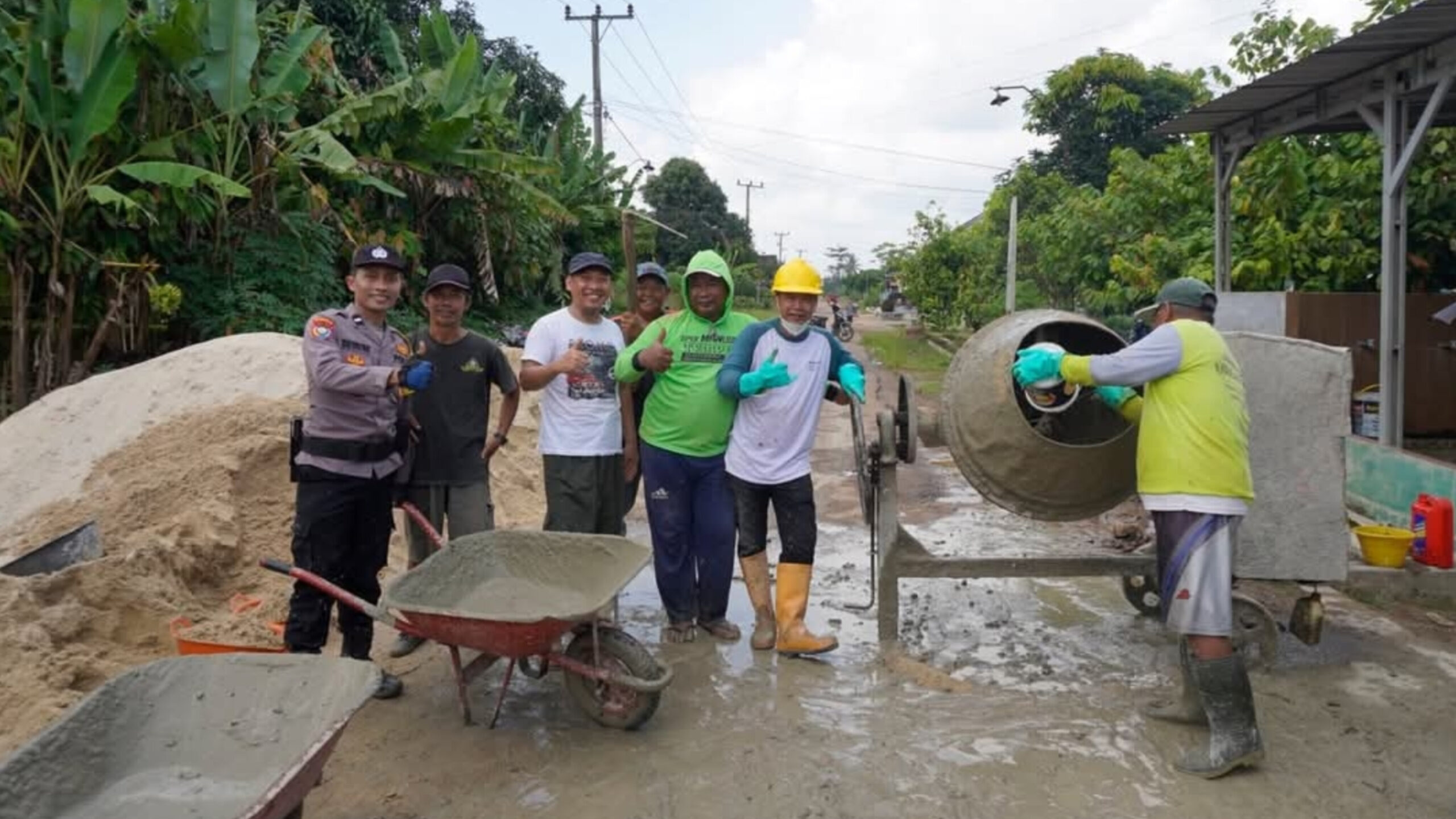 Warga Sidorahayu Swadaya Cor Jalan Rusak, Bhabinkamtibmas Turun Tangan Bantu