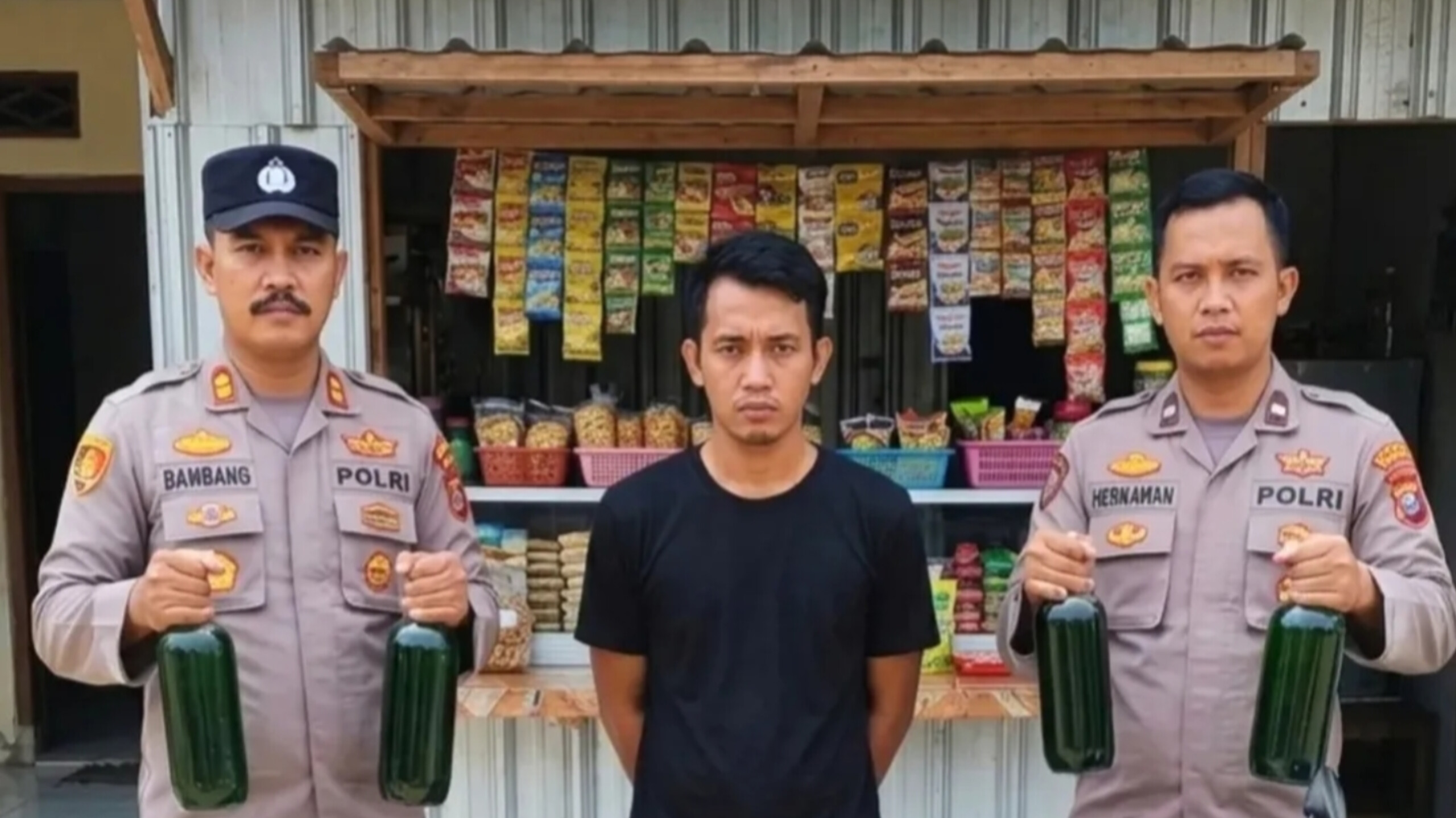 PENJUAL BENSIN PERTALITE ECERAN DITANGKAP POLISI, MODUSNYA SEDOT DARI TANGKI MOTOR, HARIANNYA CAPAI 70 LITER