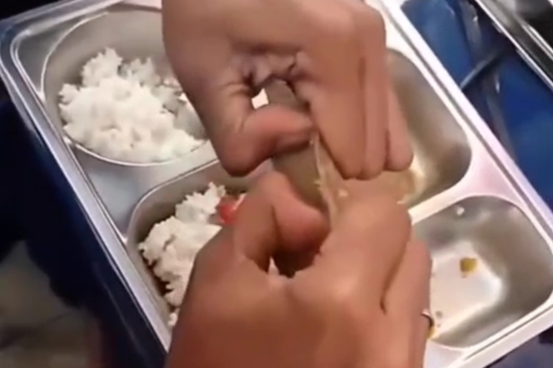 PROGRAM MAKAN BERGIZI GRATIS LAMPUNG BARAT DAPAT KRITIK, DAGING SAPI YANG DIHIDANGKAN DIKELUHKAN SEPERTI KARET