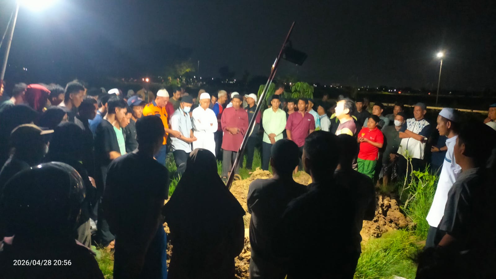 Dua Korban Kecelakaan KA Dimakamkan Berdampingan di TPU Wanajaya, Suasana Haru Selimuti Keluarga