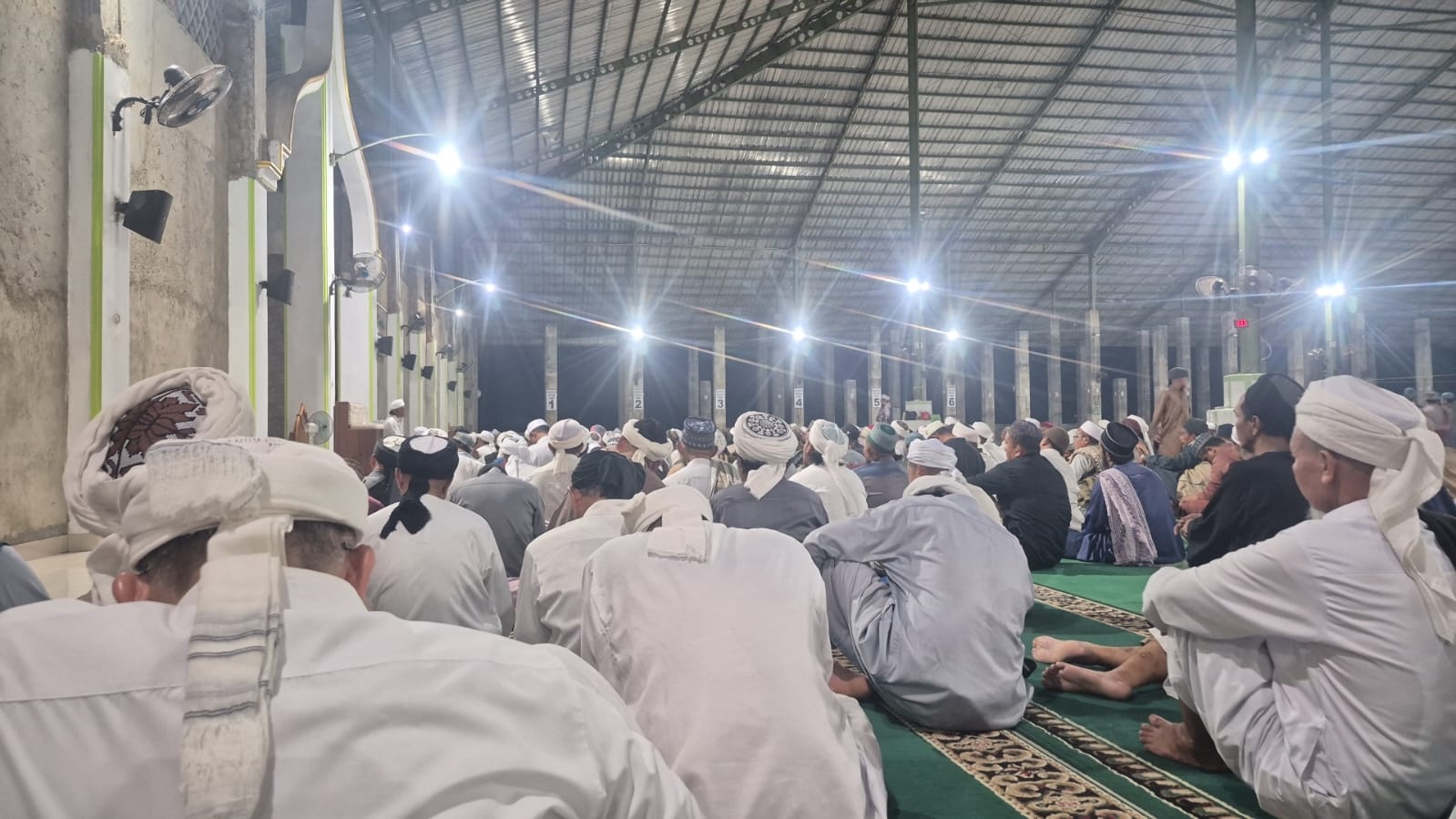 KEPEDULIAN DAN KEROHANIAN: KAPOLSEK DENTETELADAS IPDA NURKHOLIK, S.H. DUDUK MENDENGAR CERAMAH DI MASJID JAMI KEBUN BIBIT, ASAH HATI AGAR TETAP SEJUK DAN TAK SOMBONG