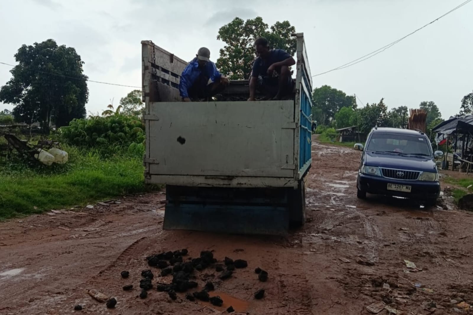 SWADAYA WARGA PASIRANJAYA: PARA DERMAWAN BERGERAK PERBAIKI JALAN POROS HASAN BULAN TANPA TUNGGU PERINTAH