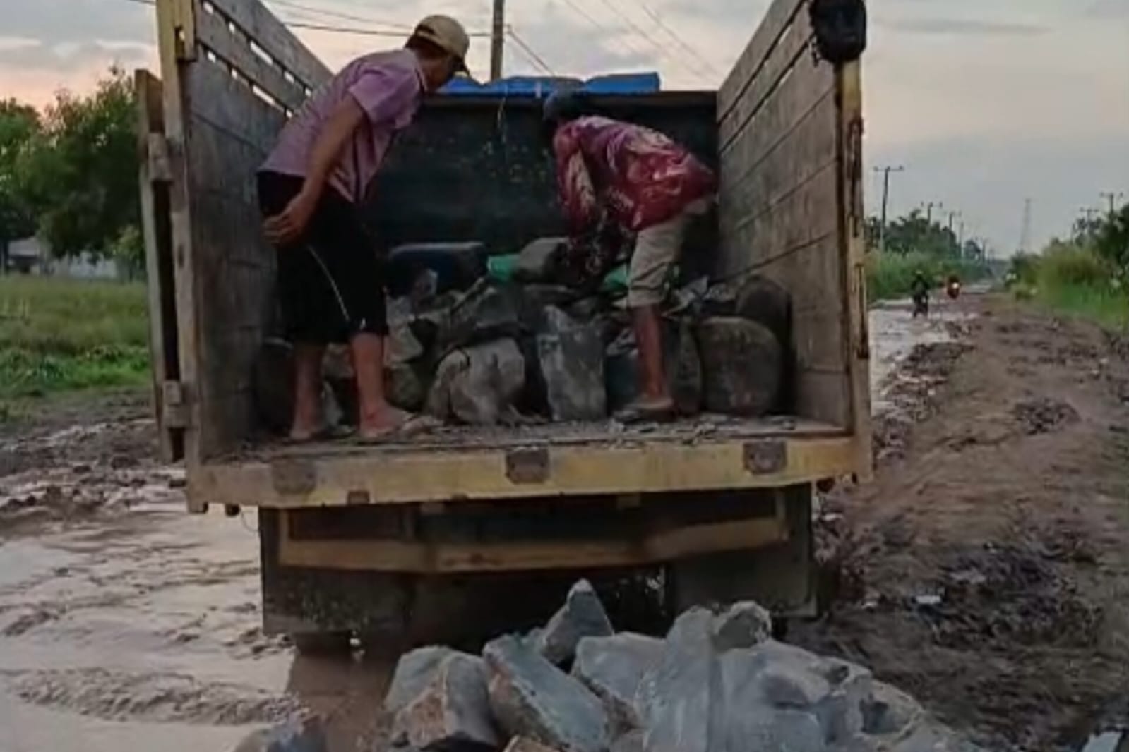 INSTRUKSI KAPOLSEK DENTETELADAS, MASYARAKAT KAMPUNG PASIRANJAYA DIHARAPKAN IKUTI KEGIATAN GOTONG ROYONG
