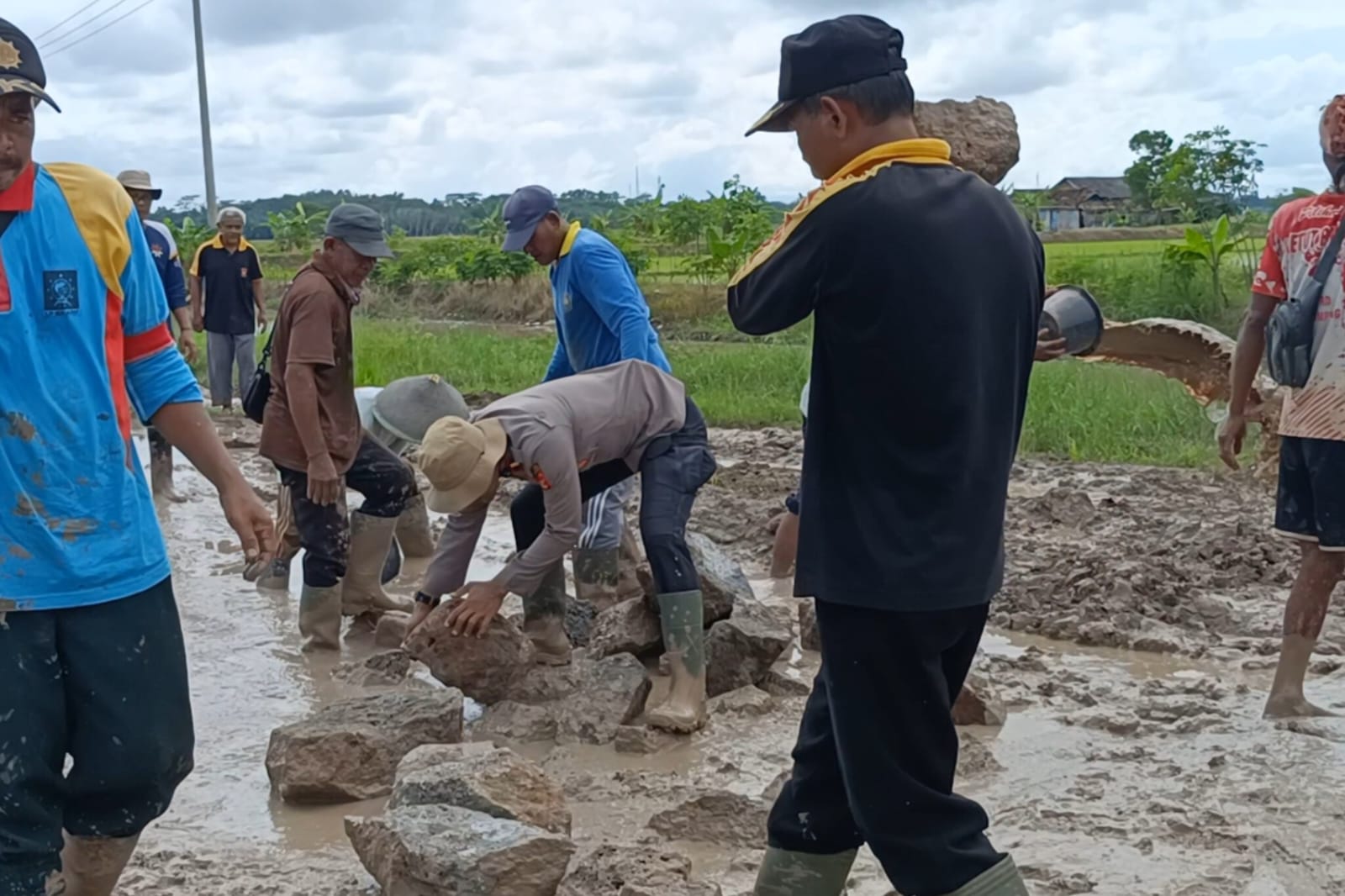 BERSAMA RAKYAT, POLSEK DENTETELADAS DAN TNI BERGOTONG ROYONG PERBAIKI JALAN RUSAK: WUJUD KEPEDULIAN, PERSATUAN DAN SEMANGAT ASTA CITA