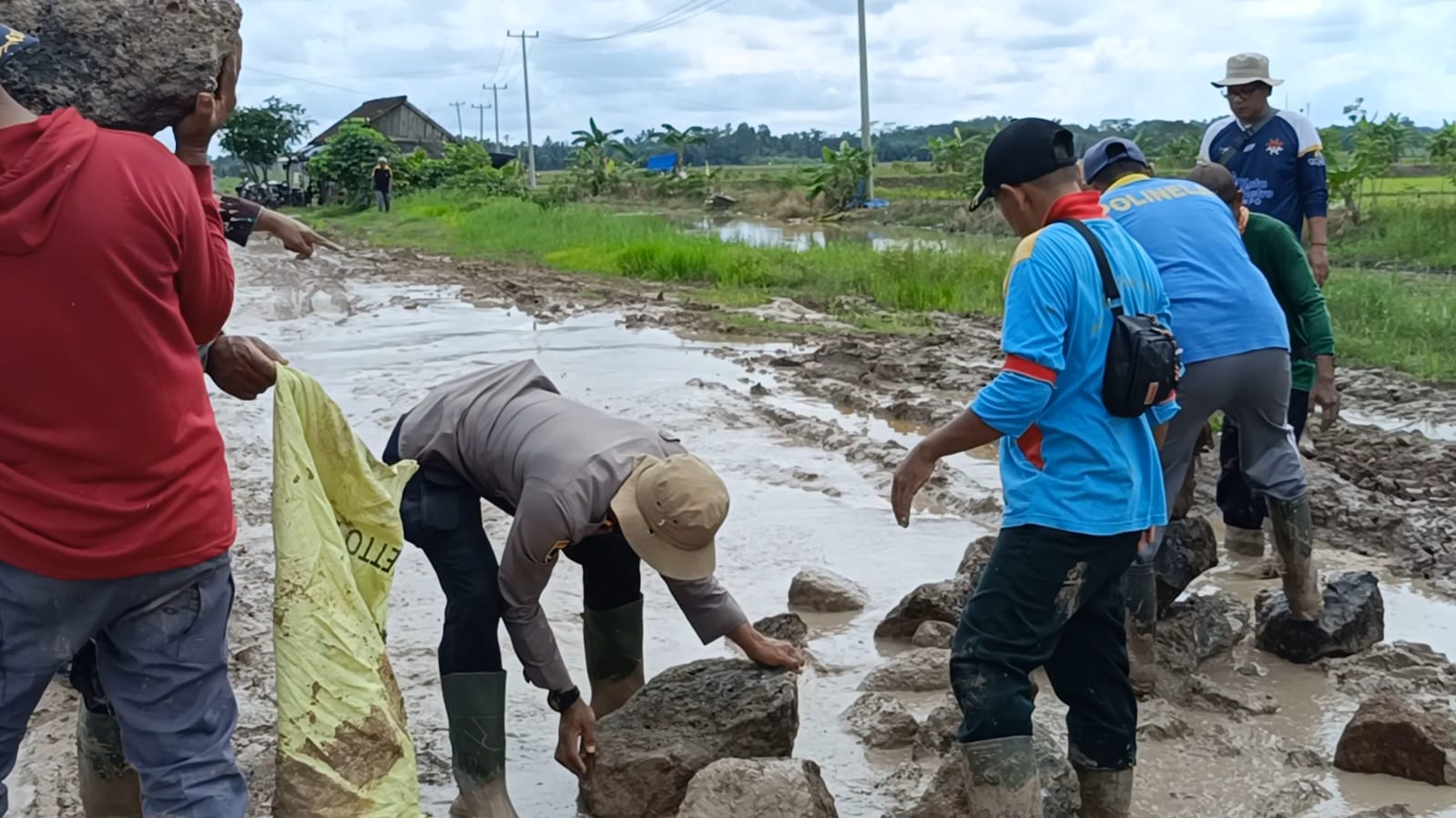 “BARU KALI INI KAMI LIHAT: KAPOLSEK DENTETELADAS IKUT ANGKAT BATU DAN PASIR, BENER‑BENER BERBAUR DENGAN RAKYAT”