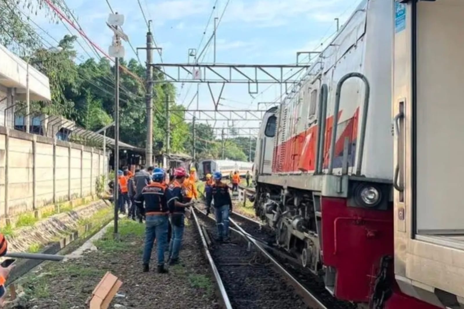 KERETA API JAKA TINGKIR DAN SERAYU BERSENGGOLAN DI STASIUN PASAR SENEN, DUA RANGKAIAN ANJLOK, PERJALANAN KRL TERGANGGU