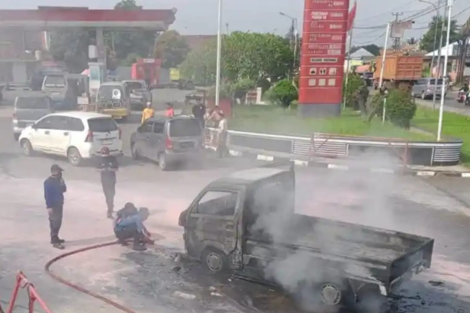 MOBIL PIKAP DAIHATSU GRAN MAX HANGUS TERBAKAR DI SPBU SEPUTIH JAYA, LAMPUNG TENGAH, KORSLETING DIDUGA JADI PENYEBAB