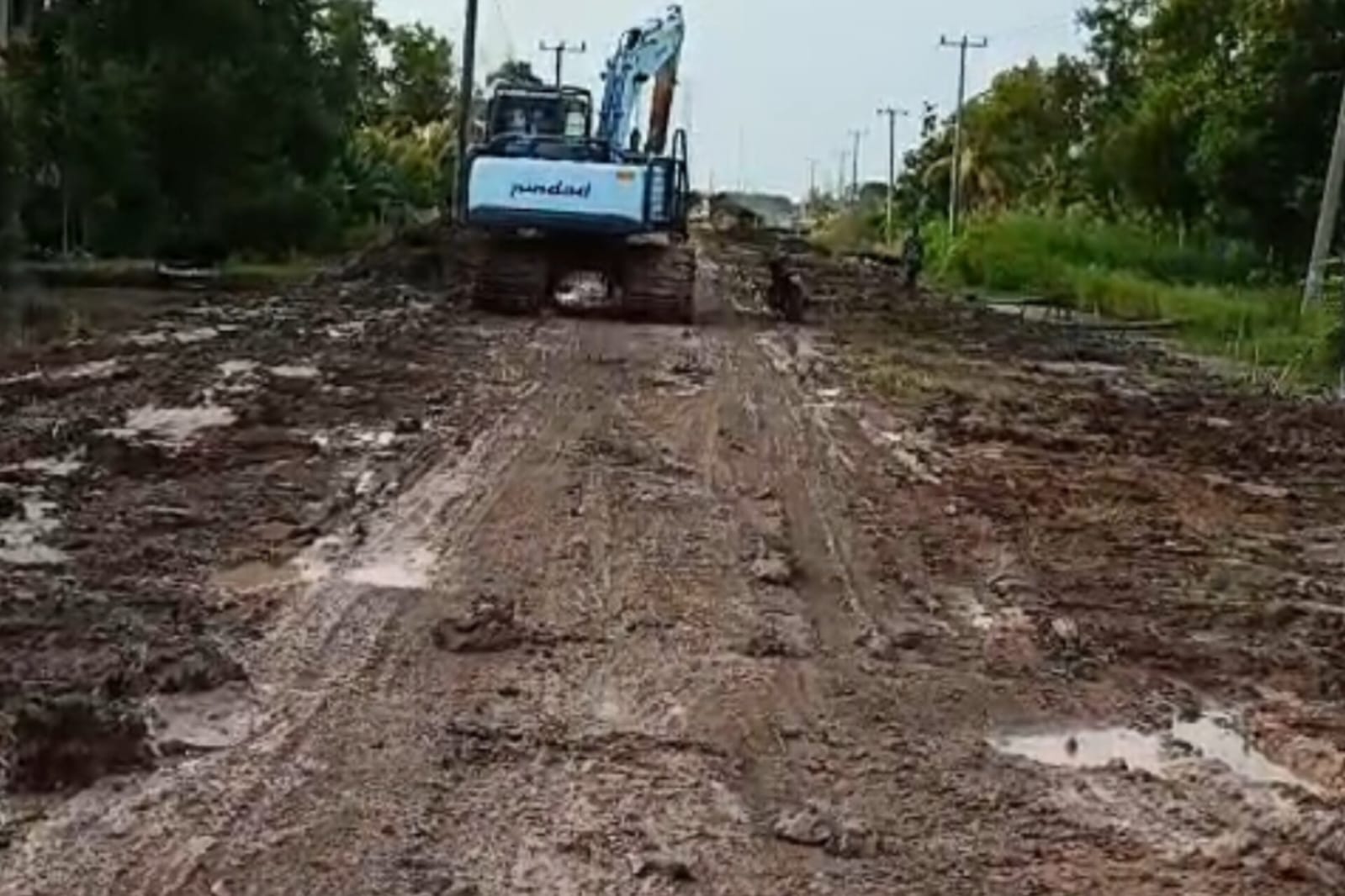 SOLIDARITAS TINGGI WARGA PASIRANJAYA: GOTONG ROYONG DAN DONASI BERSAMA PERBAIKI JALAN HASAN BULAN, DUKUNGAN PENUH DARI KAPOLSEK DAN KADES