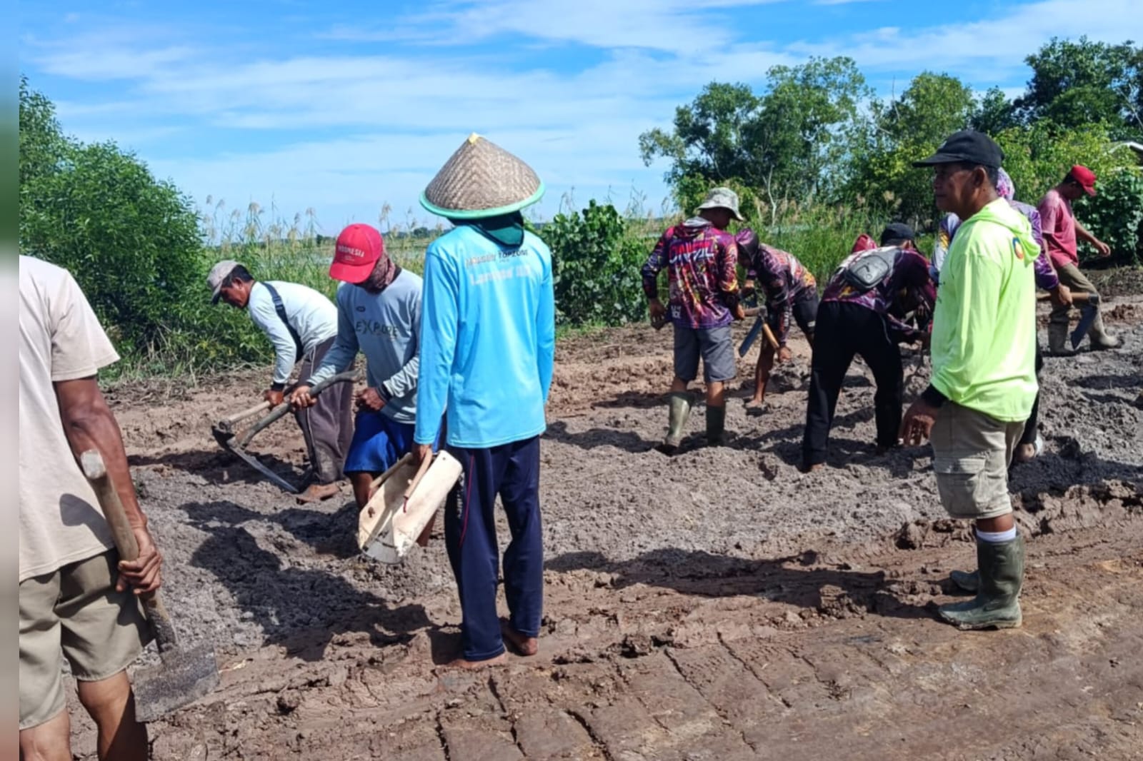Ide dan Gagasan Kapolsek Denteteladas Diterima Luar Biasa Oleh Warga: Perbaikan Jalan Hasan Bulan Berjalan Lancar Penuh Semangat Kebersamaan