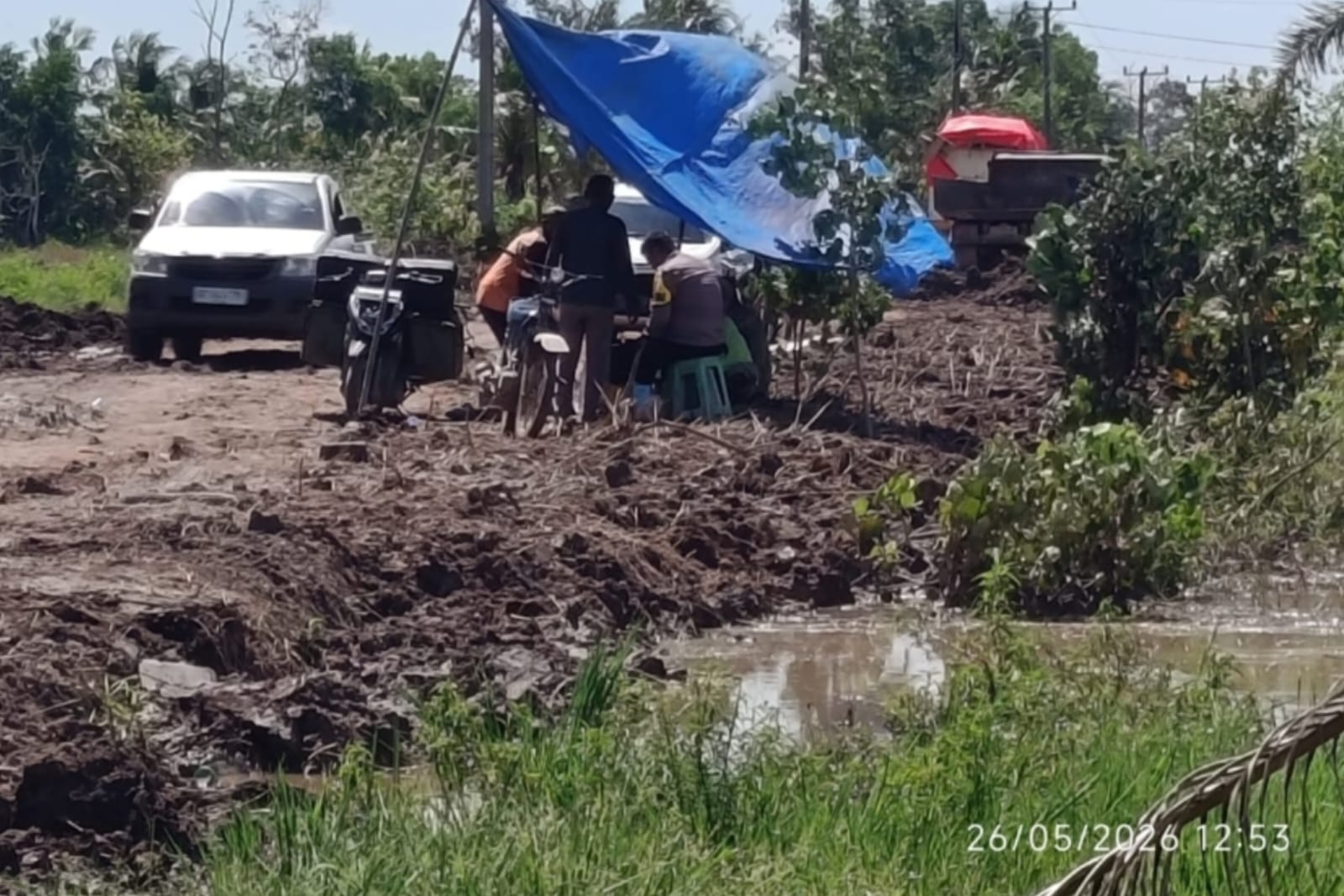 KAPOLSEK DENTETELADAS SERAHKAN BANTUAN NASI, AIR MINUM DAN SNACK UNTUK PEJUANG PERBAIKAN JALAN HASAN BULAN