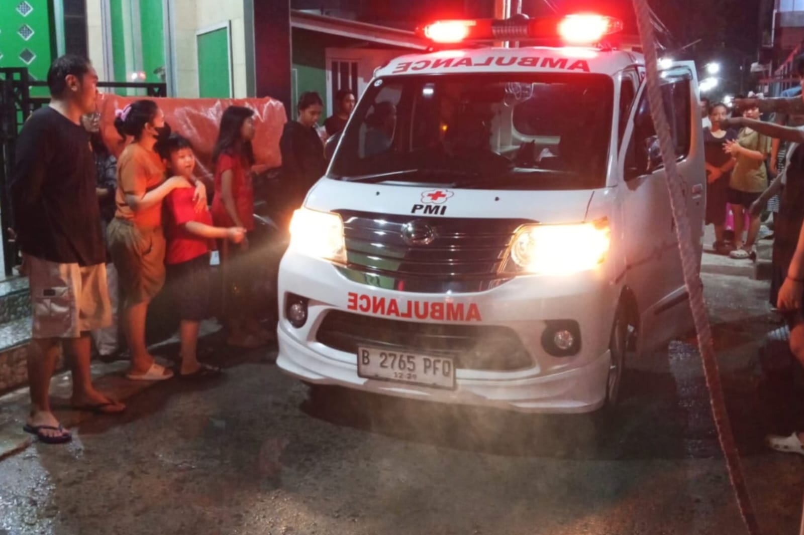 KEBAKARAN HEBAT MELANDA WARAKAS TANJUNG PRIOK: LIMA RUMAH WARGA HANGUS DILAHAP SI JAGO MERAH, 20 JIWA TERDAMPAK