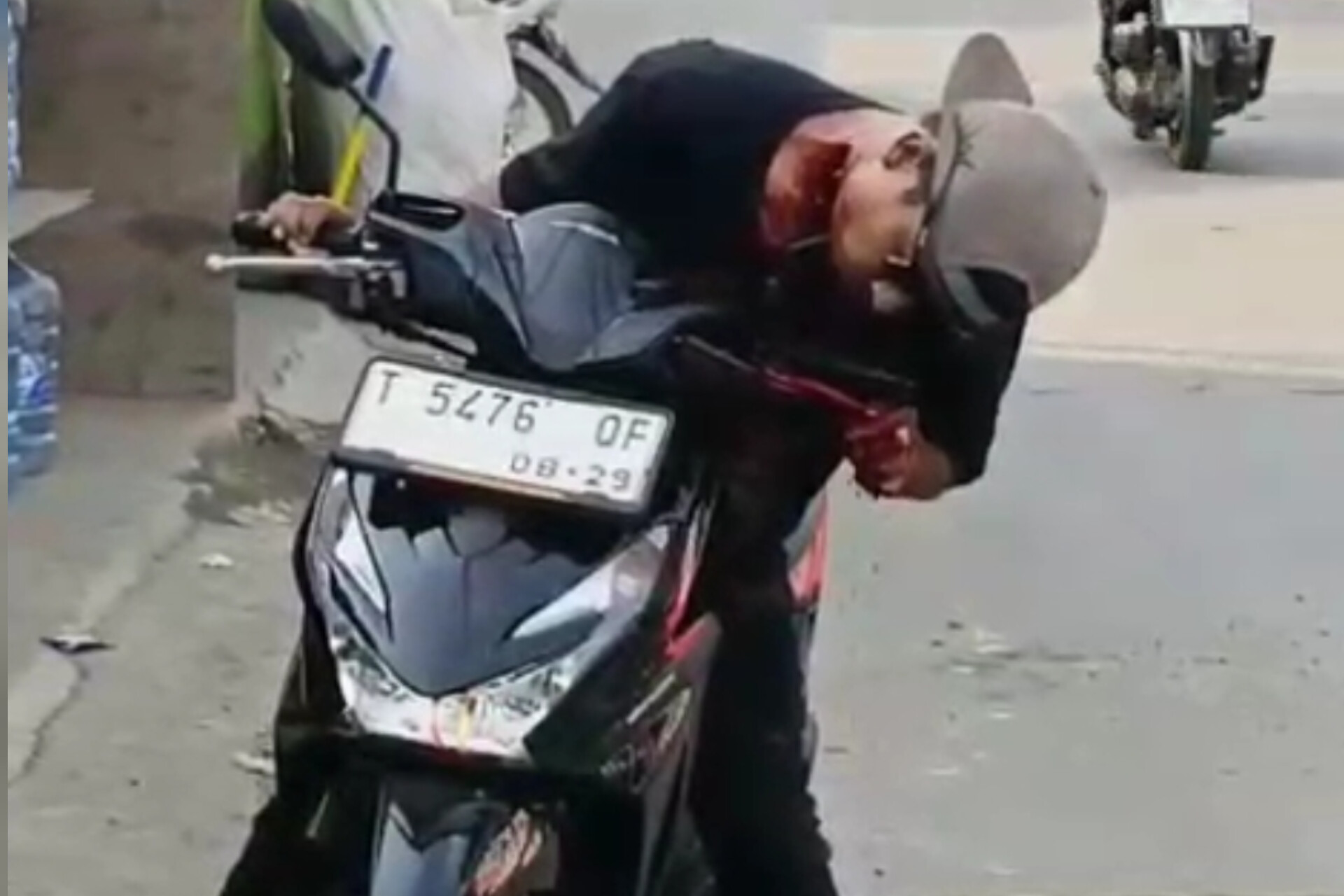 TRAGEDI MEMILUKAN: WARGA CIAMPEL MENINGGAL DI ATAS MOTOR, DIDUGA TERSENGAT BENANG LAYANGAN TAJAM