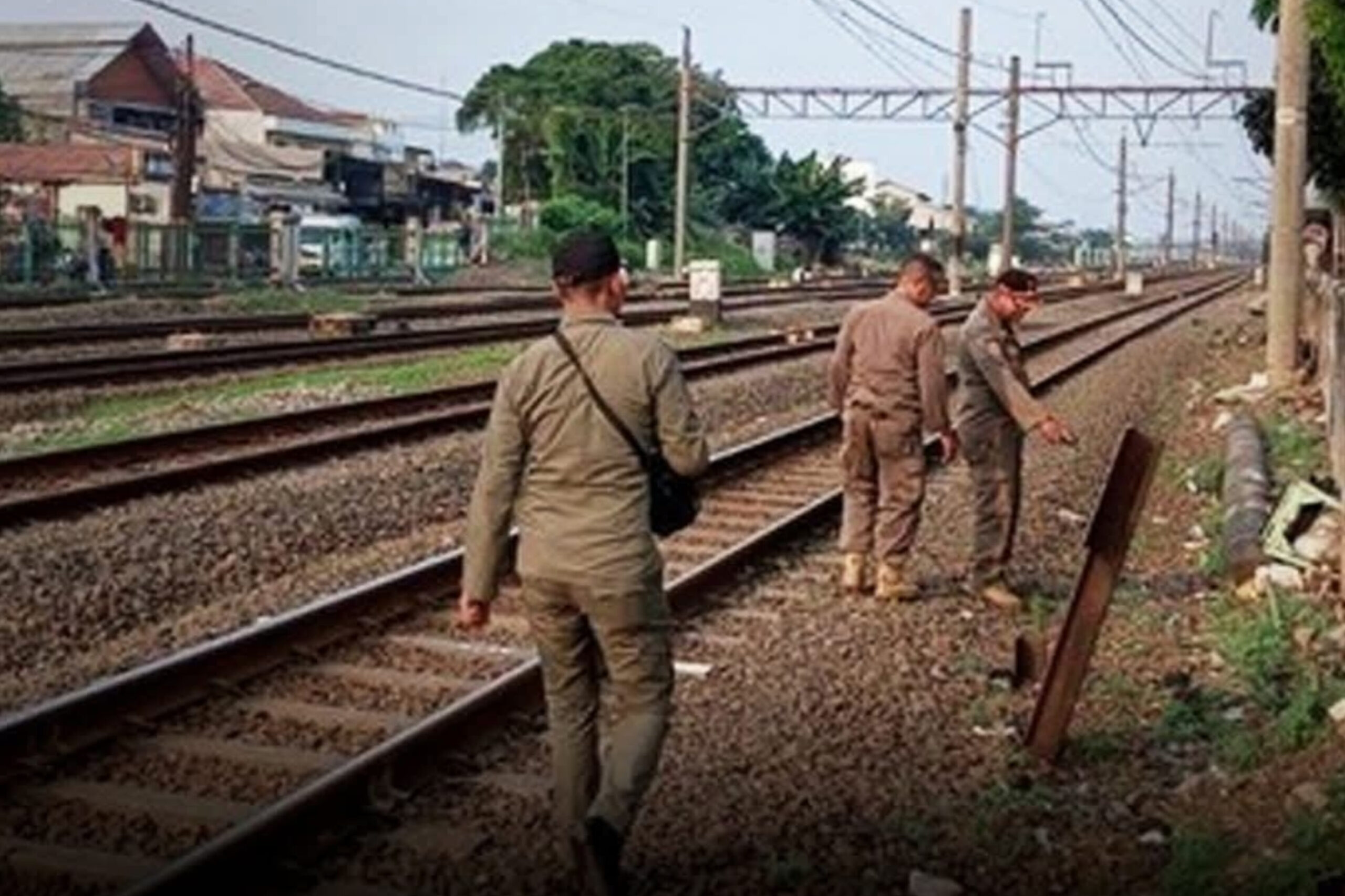 SATPOL PP JAKARTA TIMUR TUTUP AKSES KAWASAN REL JATINEGARA USAI VIRAL TINDAKAN ASUSILA, PERBAIKI PAGAR DAN TINGKATKAN KEAMANAN