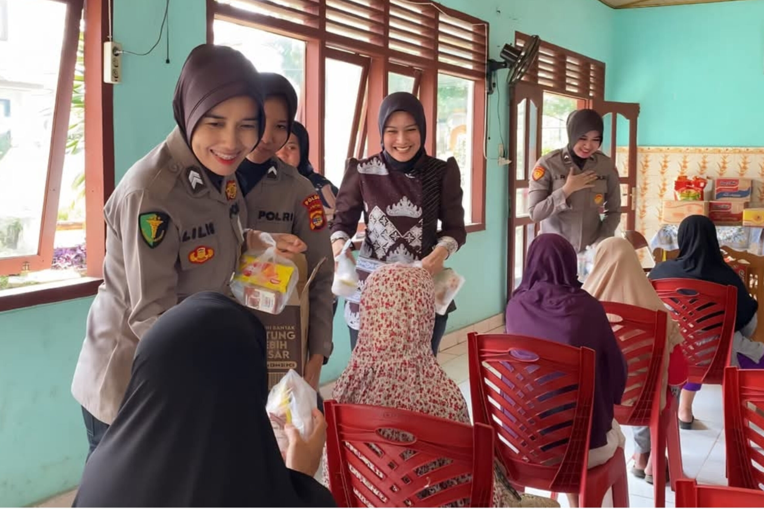 POLWAN POLDA LAMPUNG GELAR JUMAT BERKAH, BAKTI SOSIAL BAGI LANSIA DI PANTI TRESNA WERDHA NATAR
