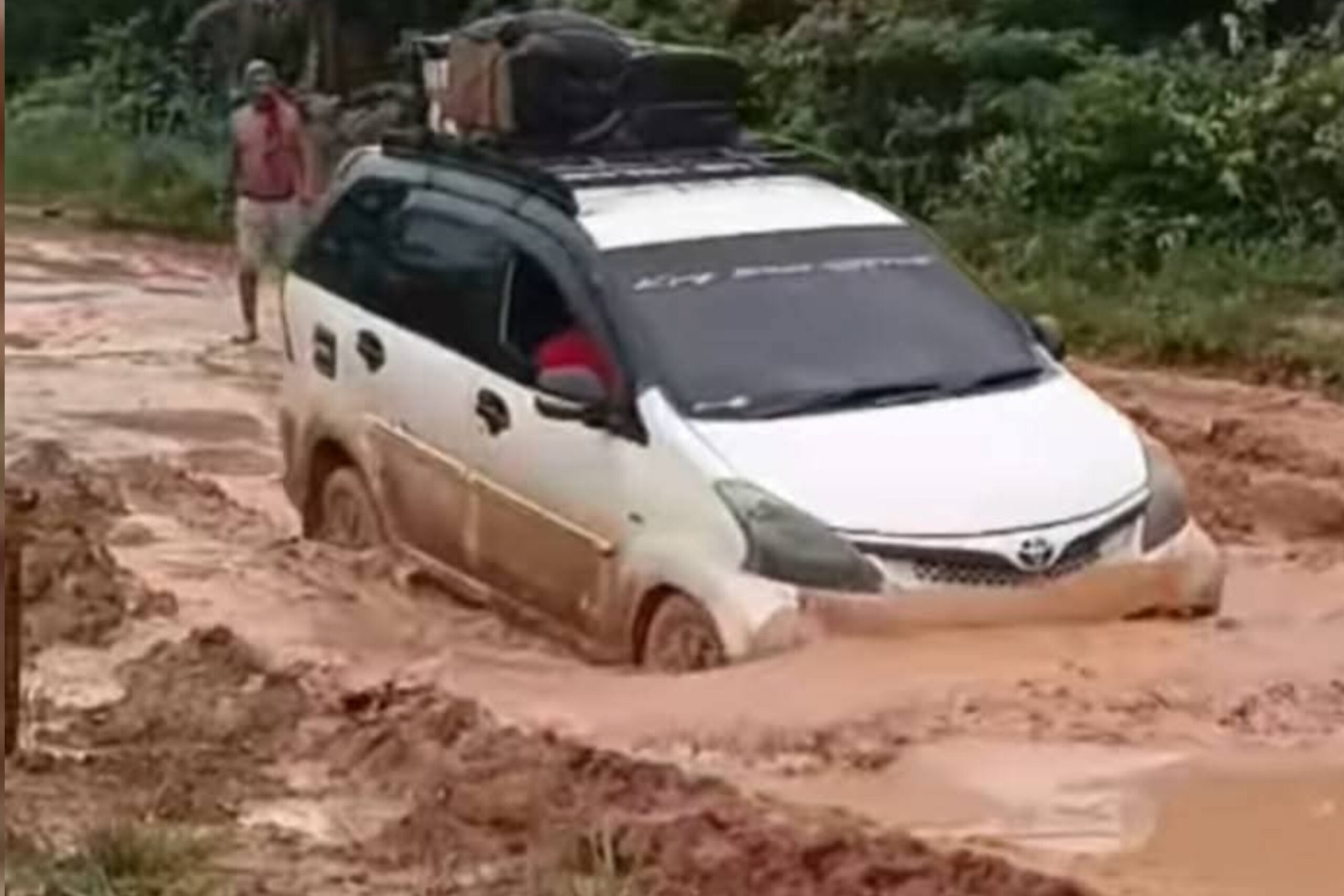 JALAN MENUJU INDOLAMPUNG EKSTREM DAN LUMPUR, MOBIL TRAVEL TERJEBAK – WARGA KHAWATIR DESA AKAN TERISOLIR