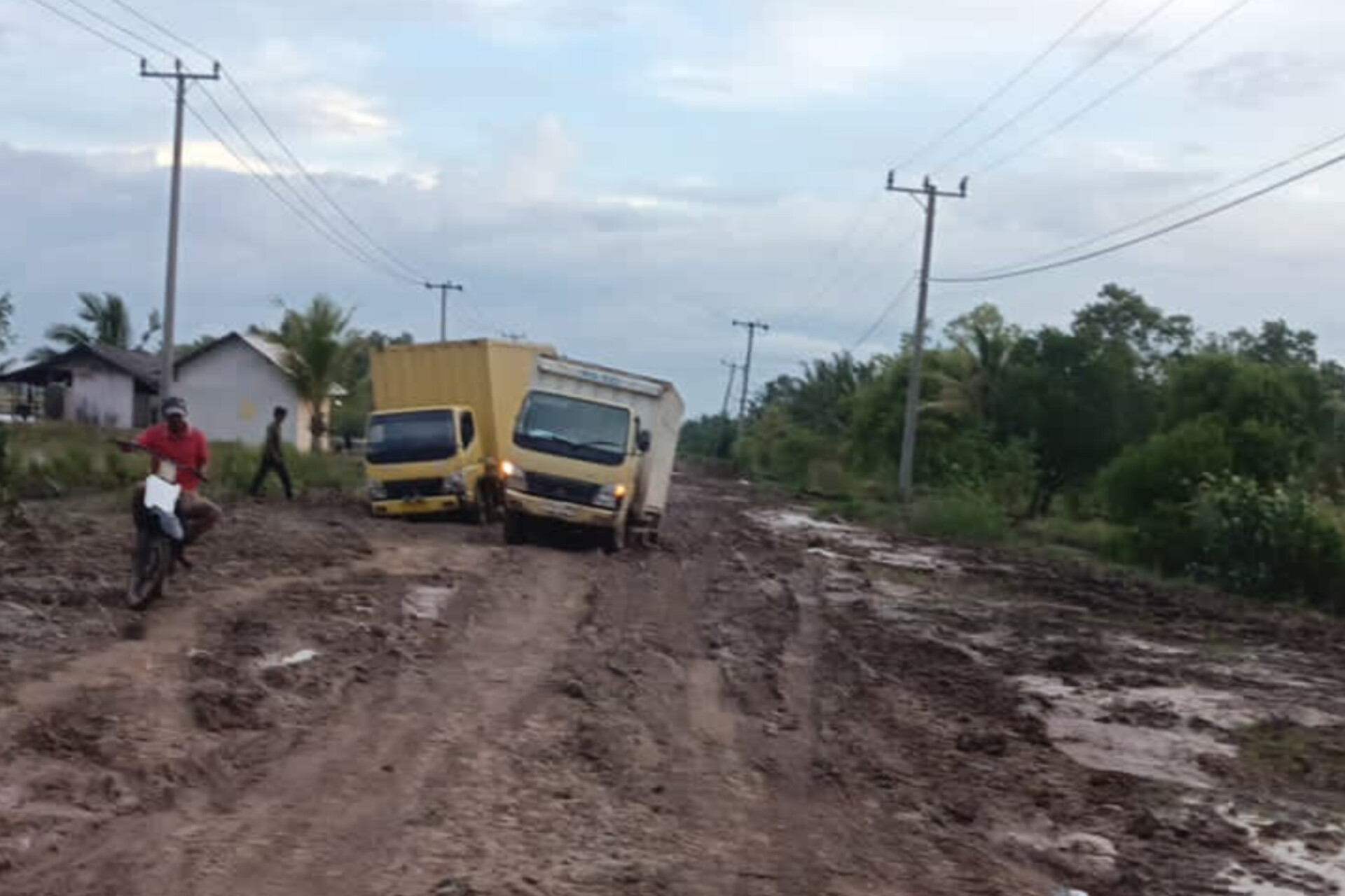 PAK SUGIANTO SERUKAN SEMANGAT KEBERSAMAAN: SELASA PAGI SELURUH WARGA DIMOHON BERGOTONG ROYONG AMPAR PASIR PERBAIKI JALAN HASAN BULAN