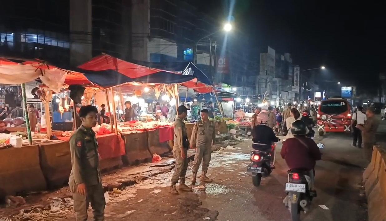 Satpol PP Kabupaten Bekasi Kembali Tertibkan Aktivitas Pasar Tumpah di Simpang SGC