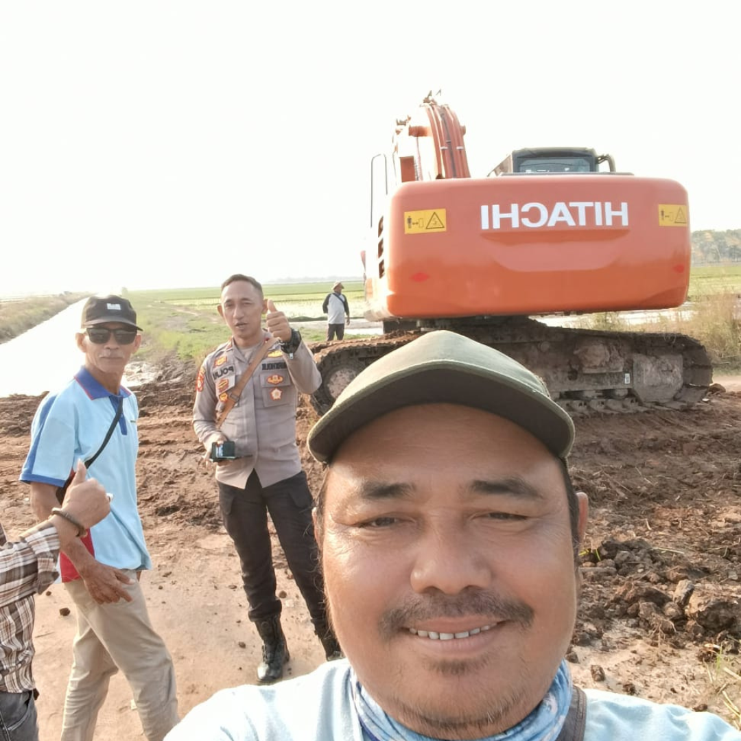 Kapolsek Denteteladas Ajak Warga Bersatu Gotong Royong Perbaikan Jalan: “Tidak Ada Yang Tidak Mungkin Jika Bersatu”