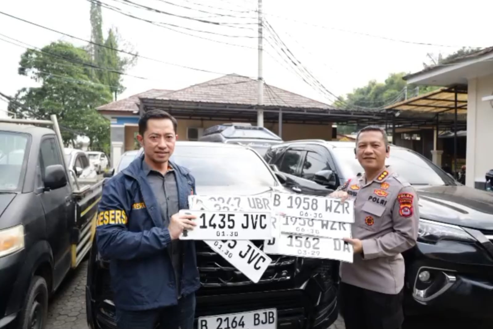 KASUS KEKERASAN DI SERANG: EMPAT PELAKU DITANGKAP, KELOMPOK PENAGIH UTANG GUNAKAN PLAT NOMOR PALSU DAN JUAL BELI KENDARAAN HASIL TARIKAN