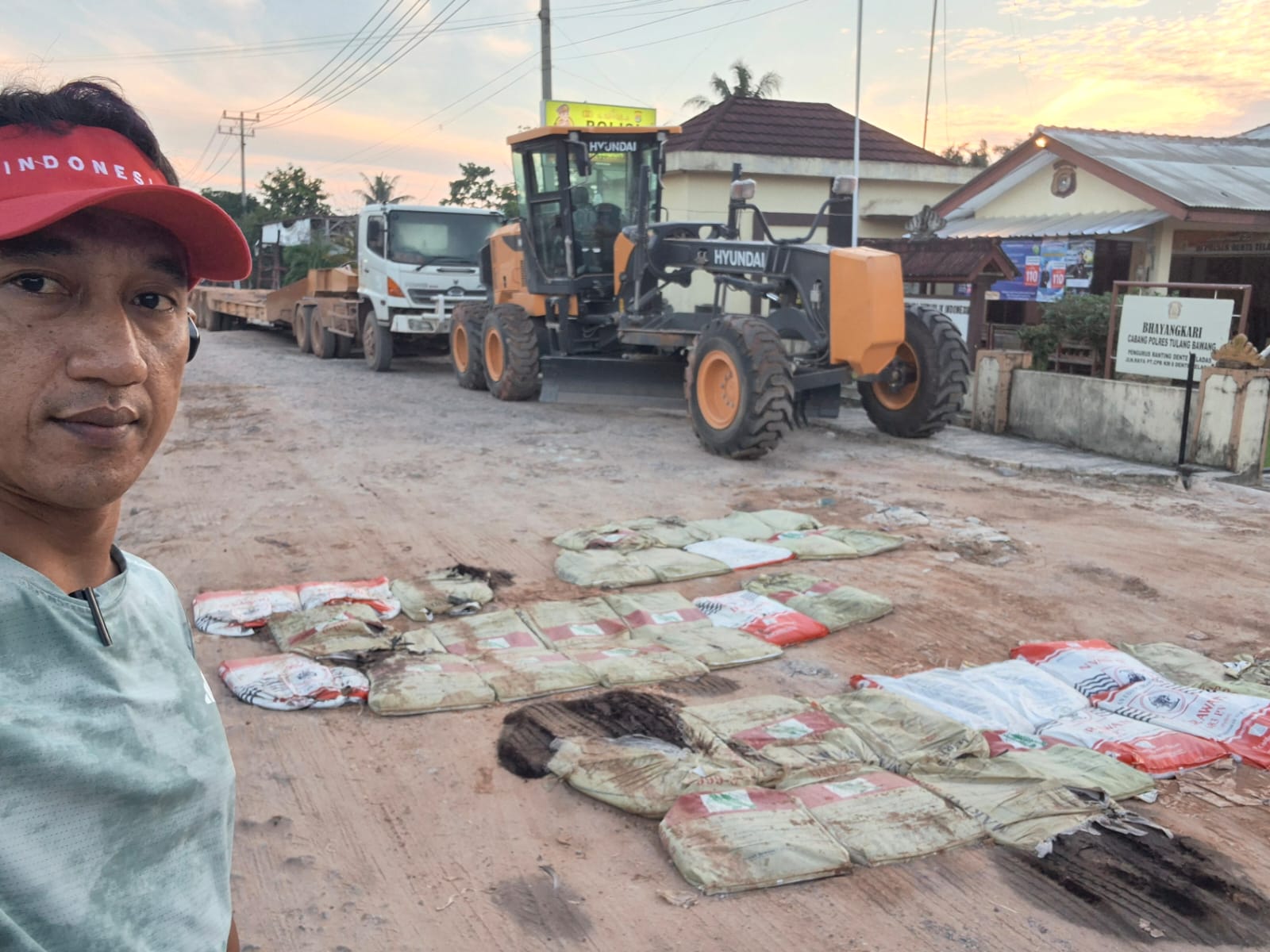 Terwujudnya Impian Bersama: Berkat Gagasan Cemerlang Kapolsek dan Semangat Gotong Royong, Jalan Poros Hasan Bulan–Pendowo Siap Diperindah Dengan Teknologi Hotmix Berkualitas Tinggi