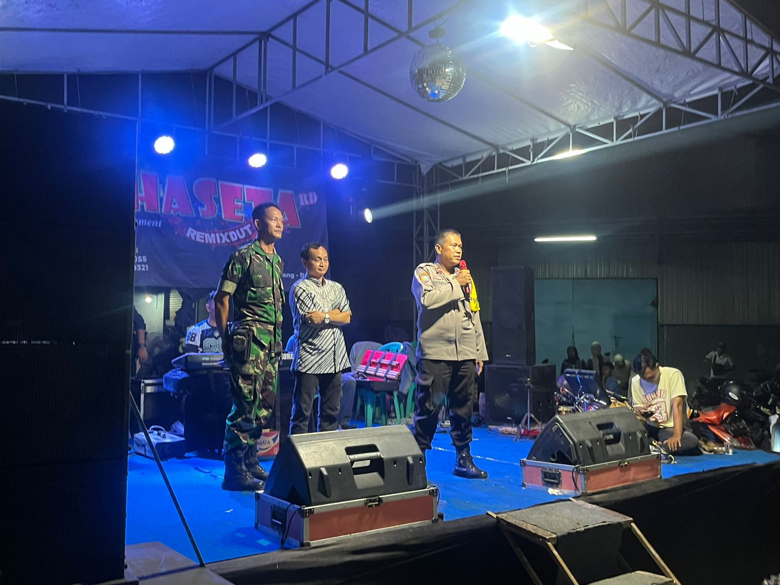 SINERGI 3 PILAR PERKUAT KEAMANAN: PATROLI MALAM DI KAMPUNG TEMBONG GUNUNG EDUKASI WARGA JAGA LINGKUNGAN