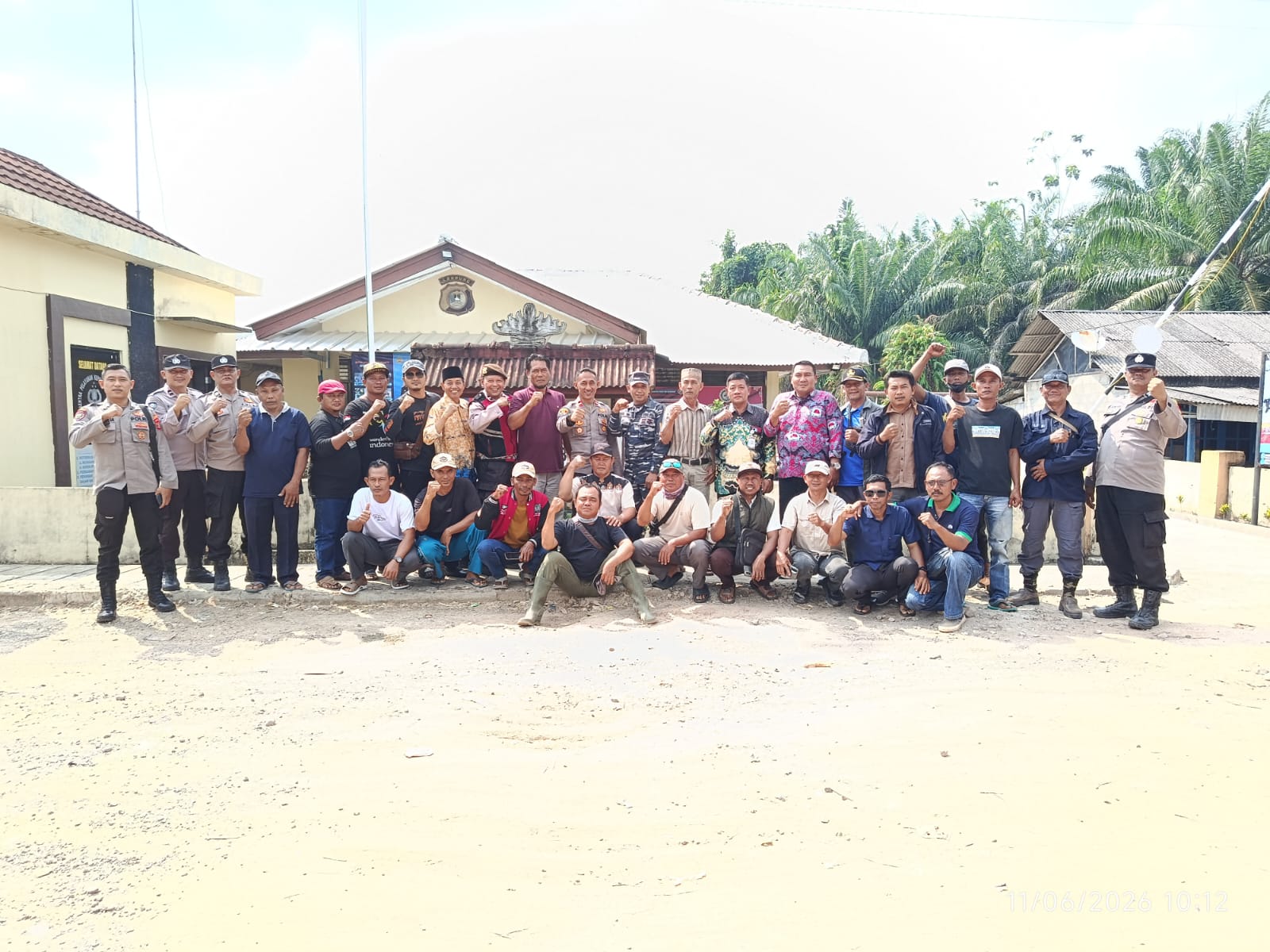 KAPOLSEK DENTETELADAS AJAK WARGA TETAP LESTARIKAN GOTONG ROYONG JAGA KONDISI JALAN