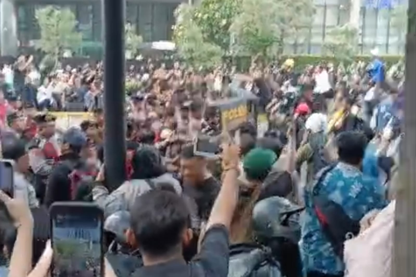 AKSI DEMONSTRASI TOLAK KENAIKAN HARGA DIWARNAI KERICUHAN DI JALAN JENDERAL SUDIRMAN