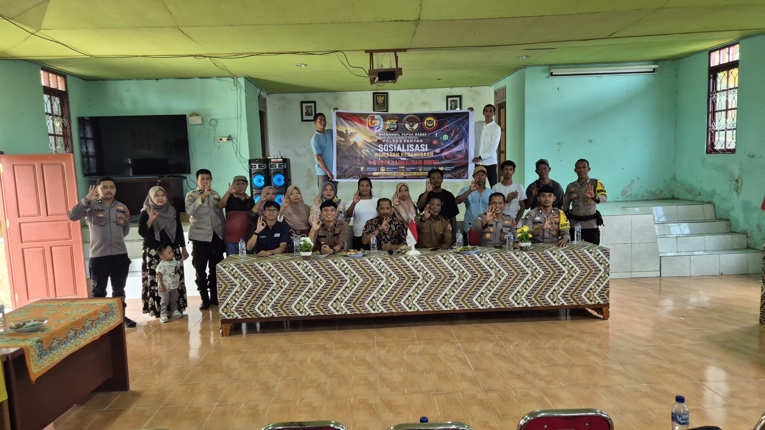 PERKUAT WAWASAN KEBANGSAAN, SATGASWIL PAPUA BARAT DAN POLRES FAKFAK AJAK WARGA KAMPUNG SEKBAN TANGKAL RADIKALISME
