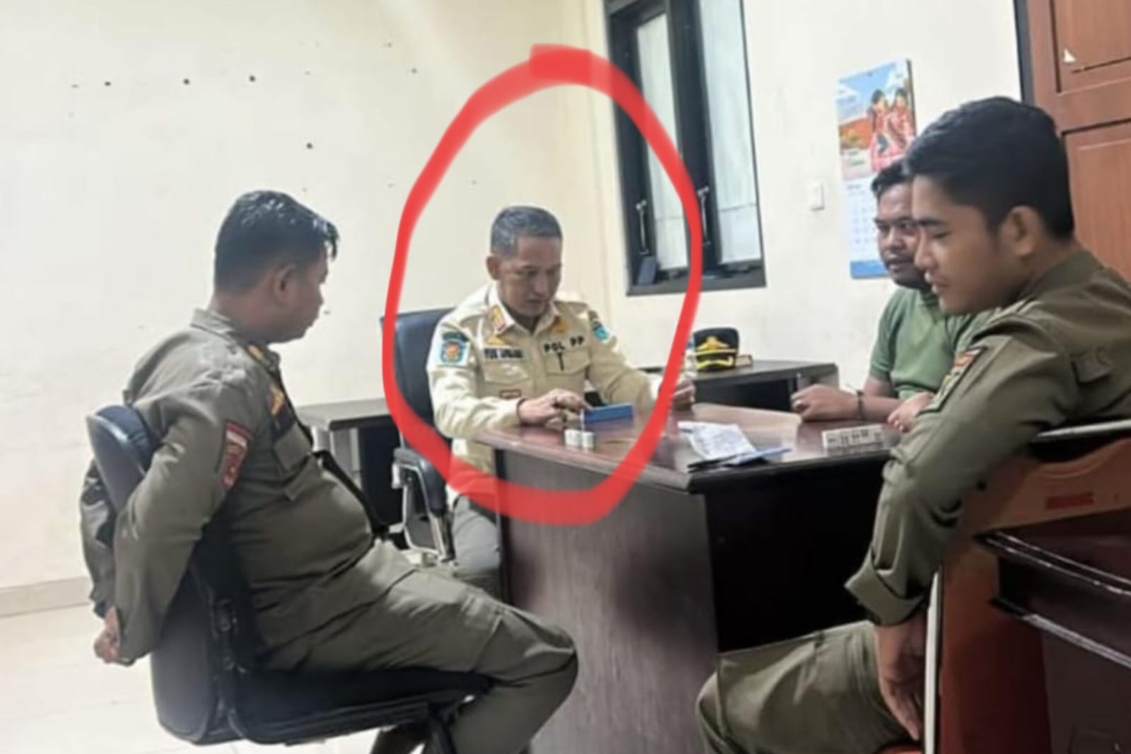 DIDUGA ANGGOTA SATPOL PP OGAN ILIR BERMAIN KARTU SAAT JAM KERJA, KEPROFESIONALISME APARATUR JADI SOROTAN