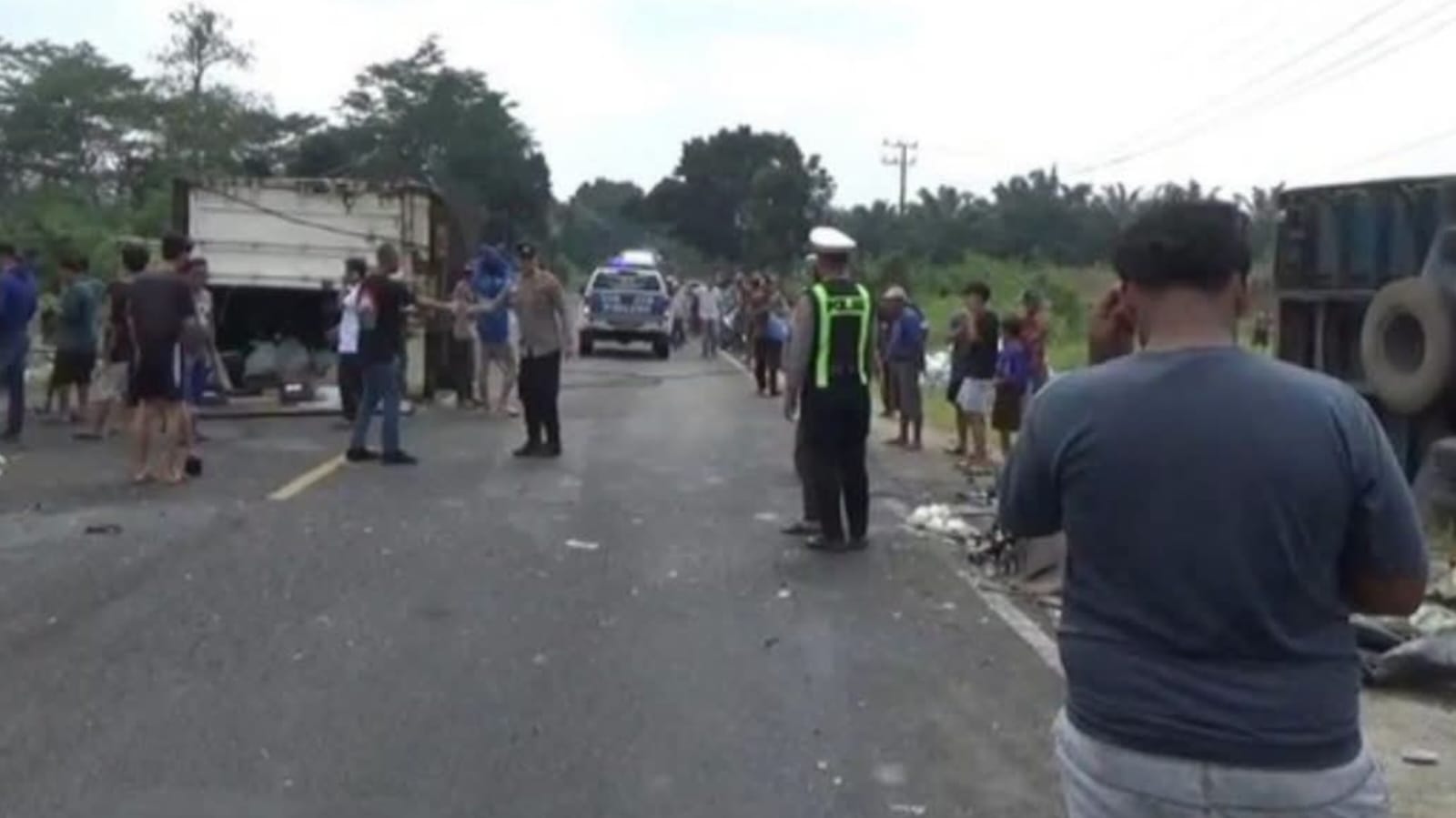 KECELAKAAN BERUNTUN TIGA TRUK BOKS DI JALINSUM LAMPUNG SELATAN, DUA SOPIR TEWAS TERJEPIT