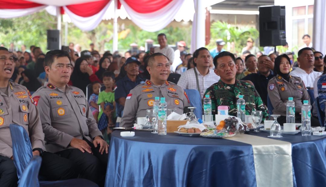MENYAMBUT HARI BHAYANGKARA KE-80, POLDA KEPRI GELAR NOBAR PIALA DUNIA 2026 DAN BAGIKAN BANTUAN SEMBAKO BERSAMA MASYARAKAT