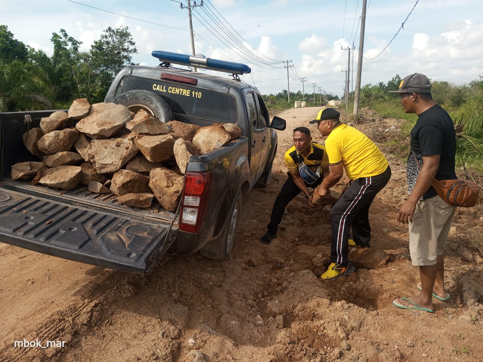 Polsek Dente Teladas Gelar Gotong Royong Perbaiki Jalan Poros, Wujud Kepedulian dan Sinergi Bersama Warga