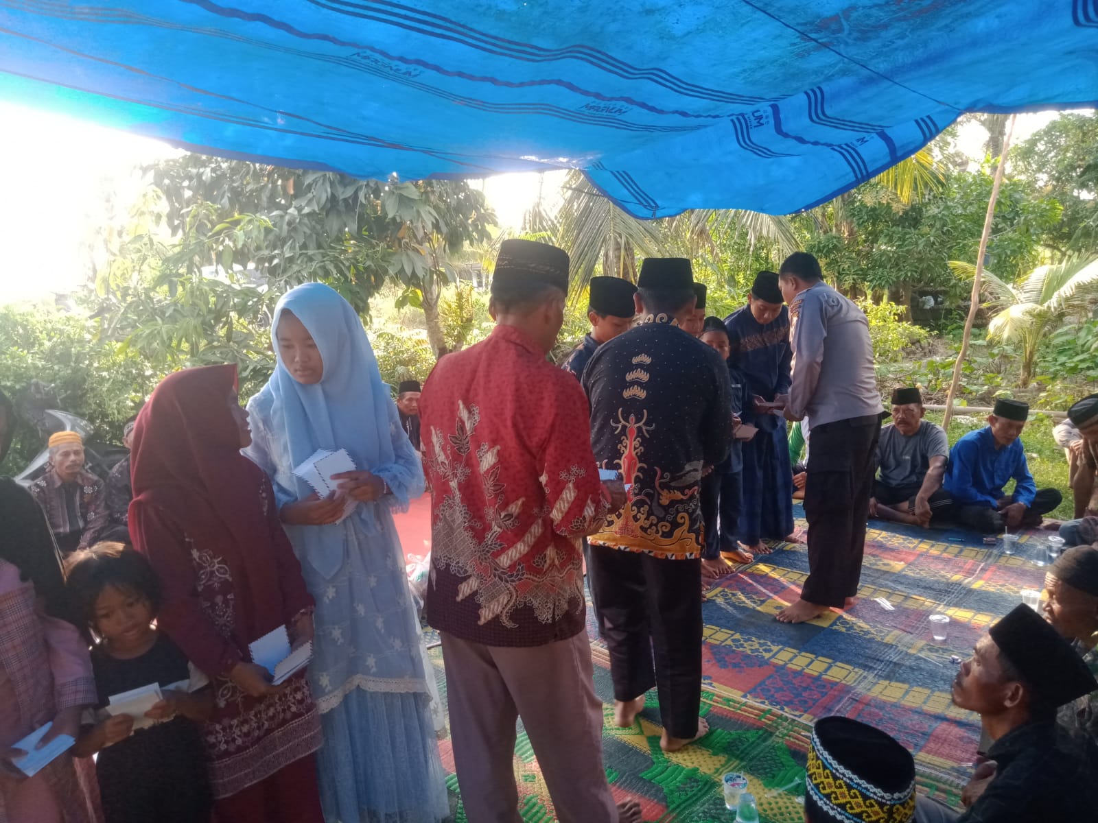 Syukuran Syuro di Pasiran Jaya: Kapolsek Dente Teladas Salurkan Santunan dan Pererat Ikatan Dengan Warga