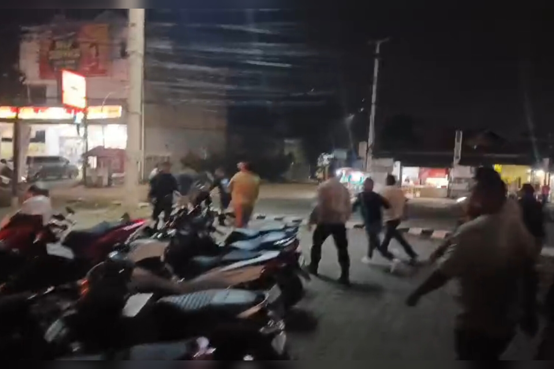 DUA ANGGOTA SATBRIMOB POLDA BANTEN DIRAWAT DI RUMAH SAKIT USAI TERLIBAT KERIBUTAN DAN PENGANIAYAAN BERSAMA KELOMPOK PENAGIH UTANG DI SERANG