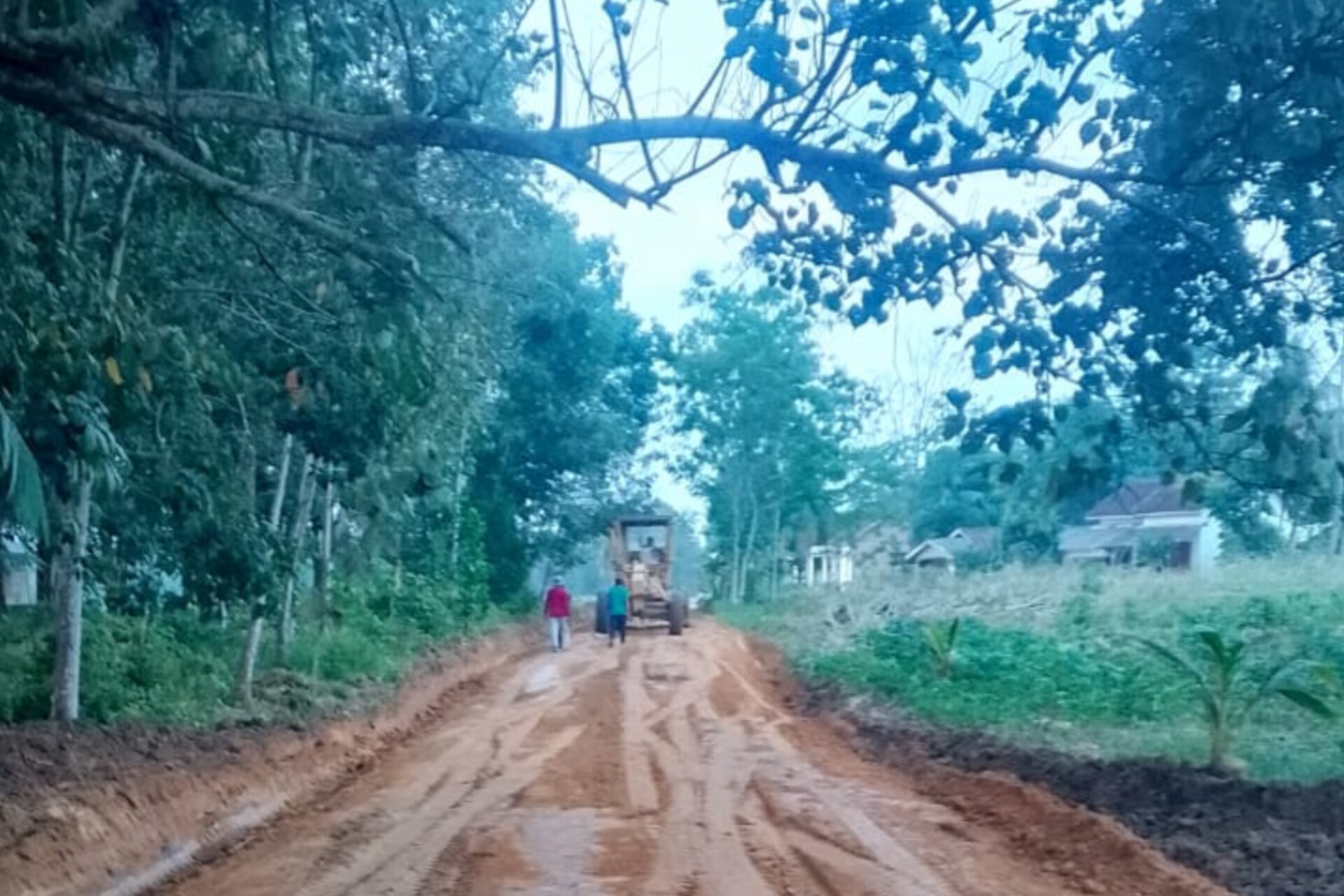SEMANGAT GOTONG ROYONG MENGGELORA, LIMA TITIK JALAN POROS KAMPUNG KEKATUNG DIPERBAIKI BERSAMA
