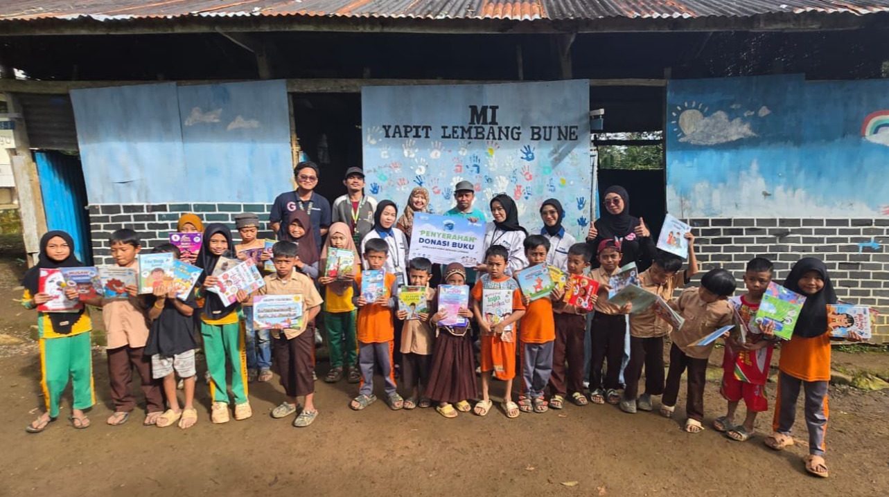 PNM Salurkan 2.700 Buku untuk Anak-Anak Sekolah di Pedalaman