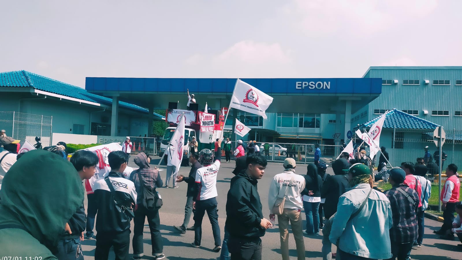 Ratusan Buruh F-SP Global Indonesia Gelar Aksi di Depan PT Indonesia Epson Industry, Soroti Dugaan Union Busting dan Status PKWT