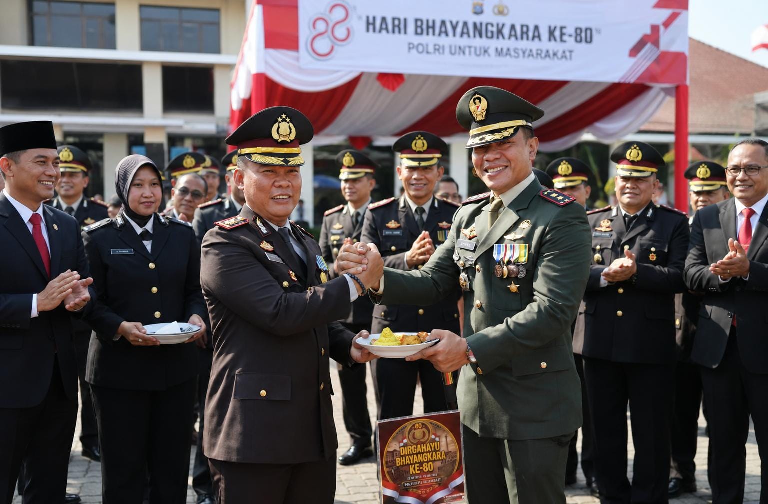 Dandim 0509/Kabupaten Bekasi Beri Kejutan Hari Bhayangkara ke-80 kepada Polres Metro Bekasi