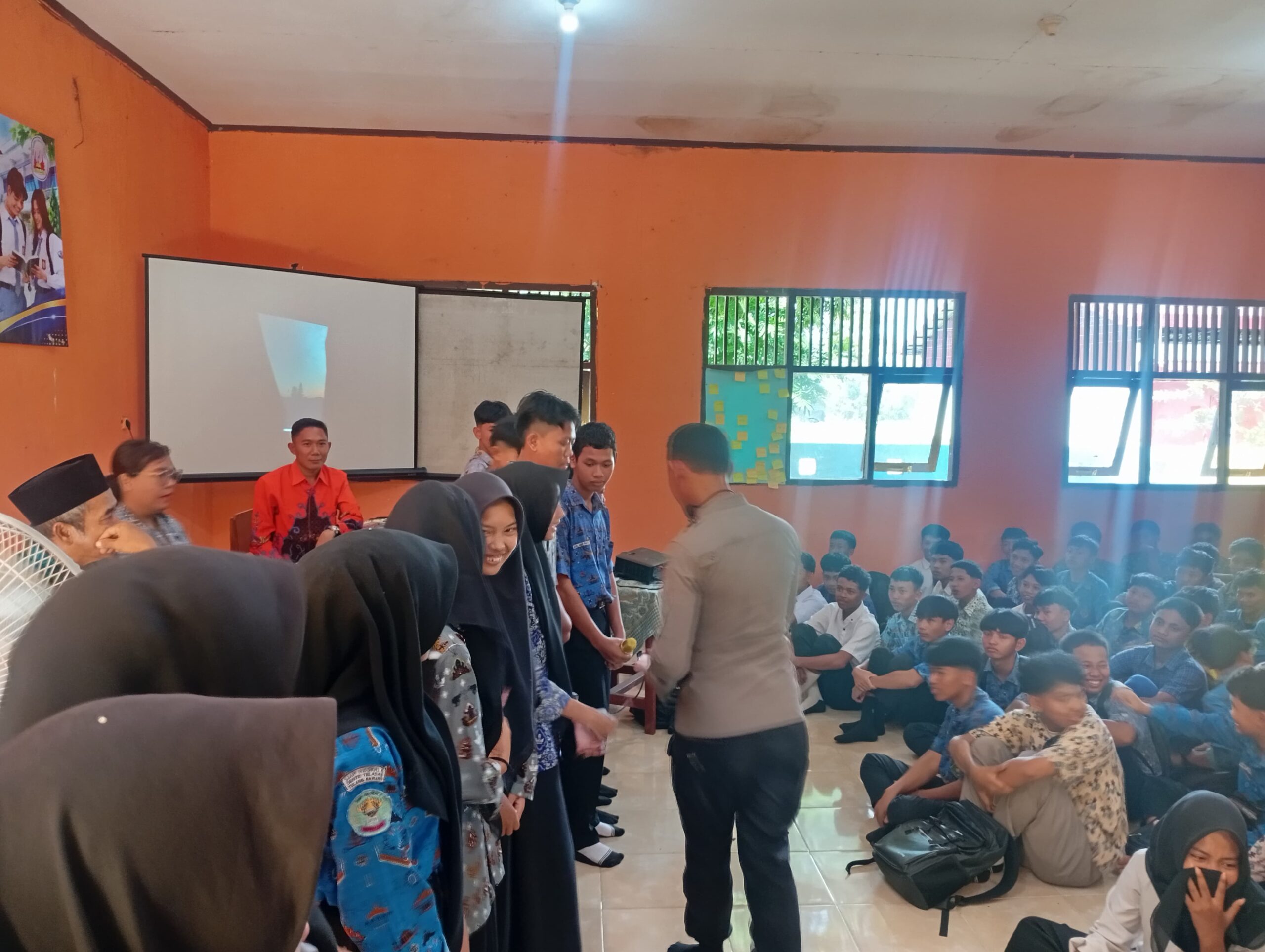 Dukung MPLS, Polsek Dente Teladas Gelar Sosialisasi Bahaya NAPZA di SMAN 01 Dente Teladas