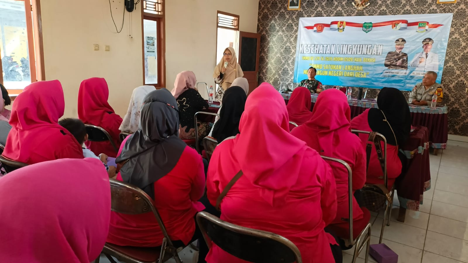 Hari Pertama TMMD ke-129, Kodim 0509/Kabupaten Bekasi Gelar Penyuluhan Kesehatan Lingkungan di Desa Wibawamulya