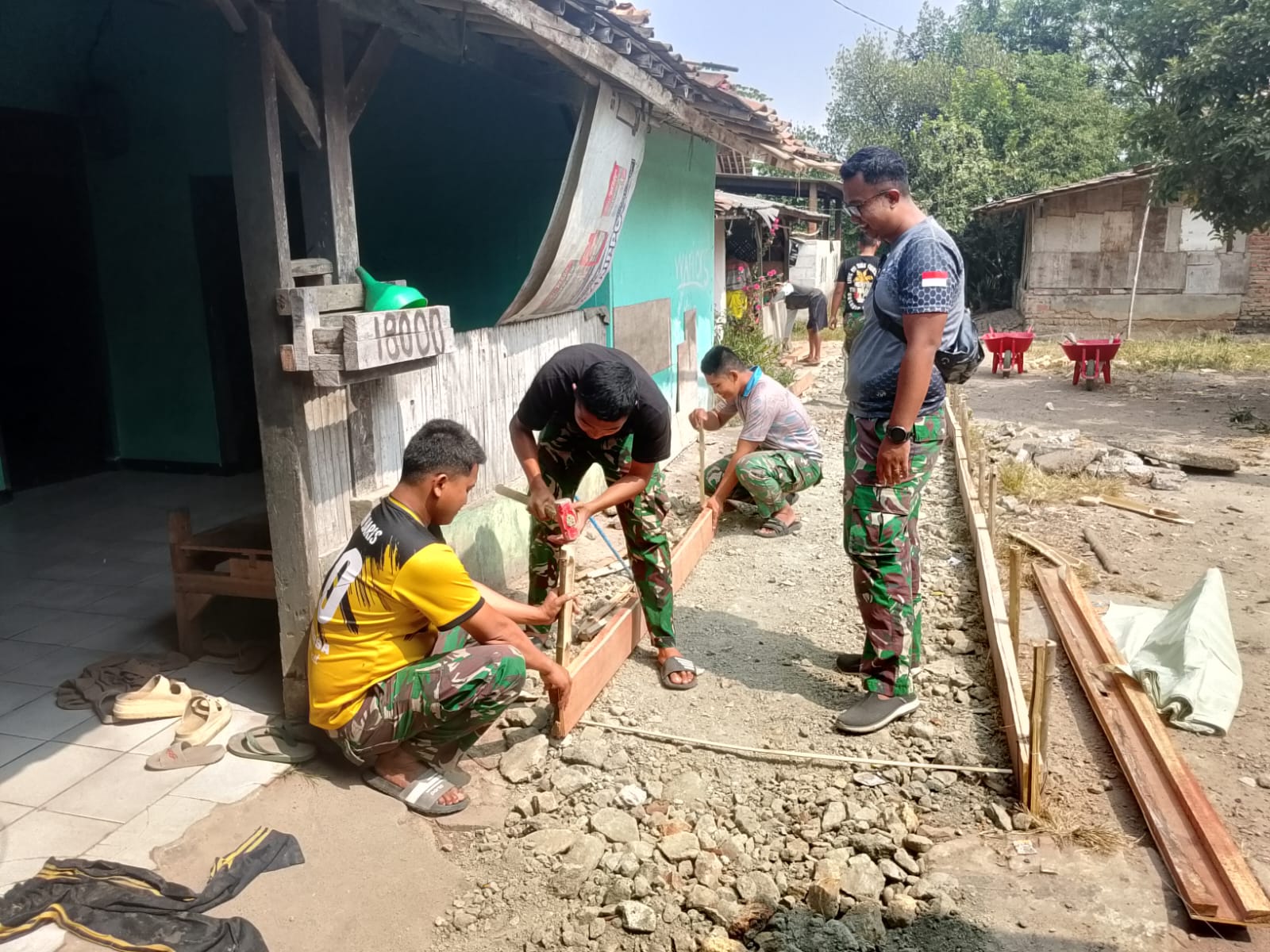 TMMD Ke-129, TNI dan Warga Bergotong Royong Siapkan Pengecoran Jalan di Kampung Tegal Panjang