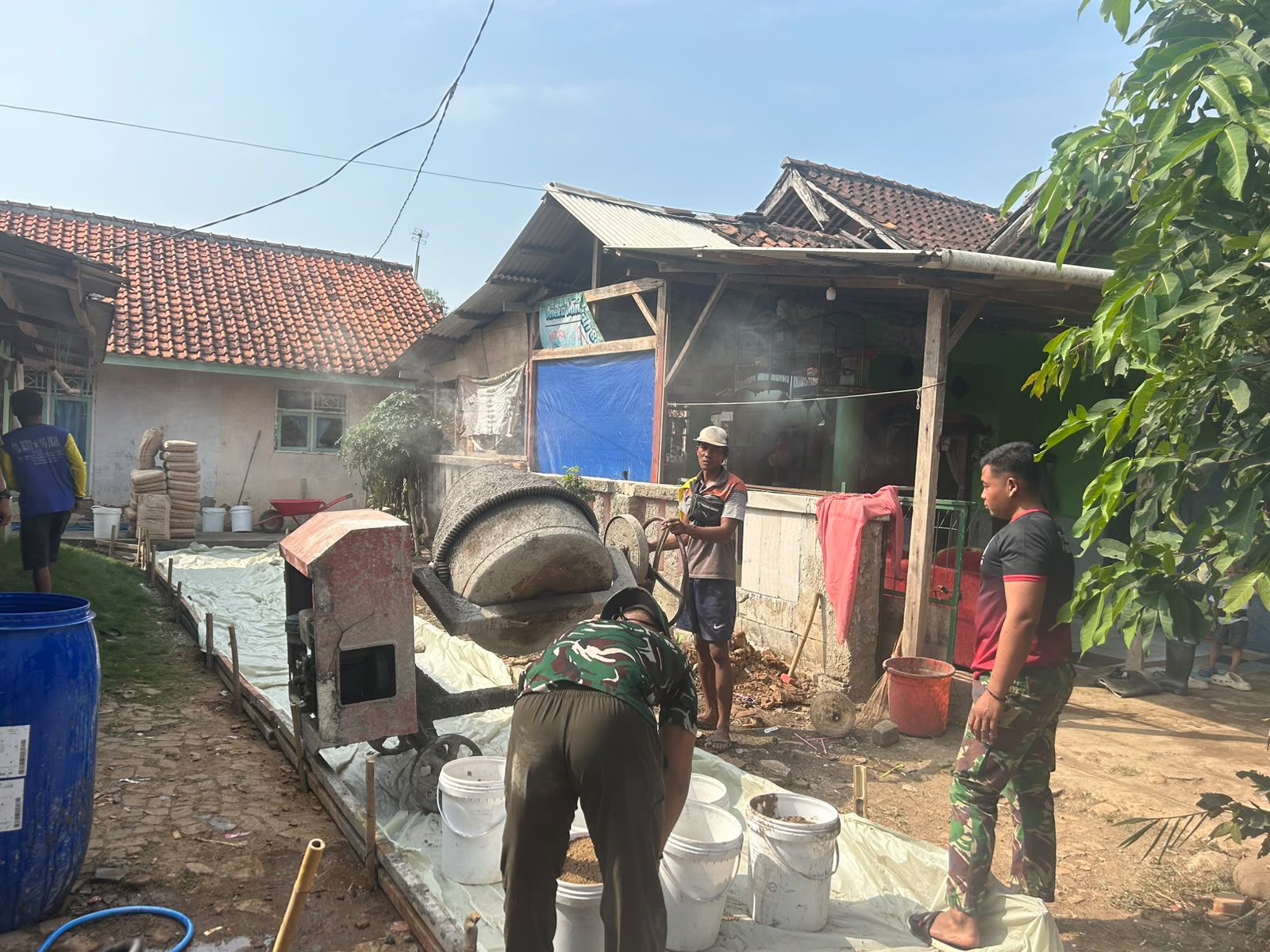 TMMD Ke-129, Pengecoran Jalan di Kampung Tegal Panjang Hadirkan Harapan Baru bagi Warga dan Pelajar