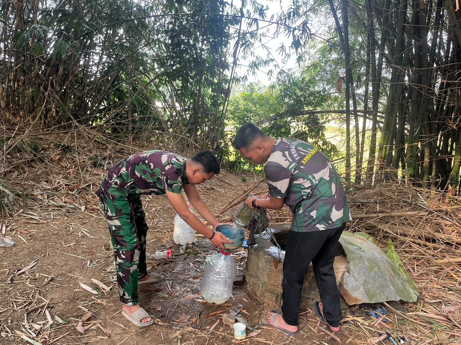 Prajurit TNI Awali Pekerjaan dengan Bersih Kampung dan Edukasi Bahaya Kebakaran di Tengah Kemarau