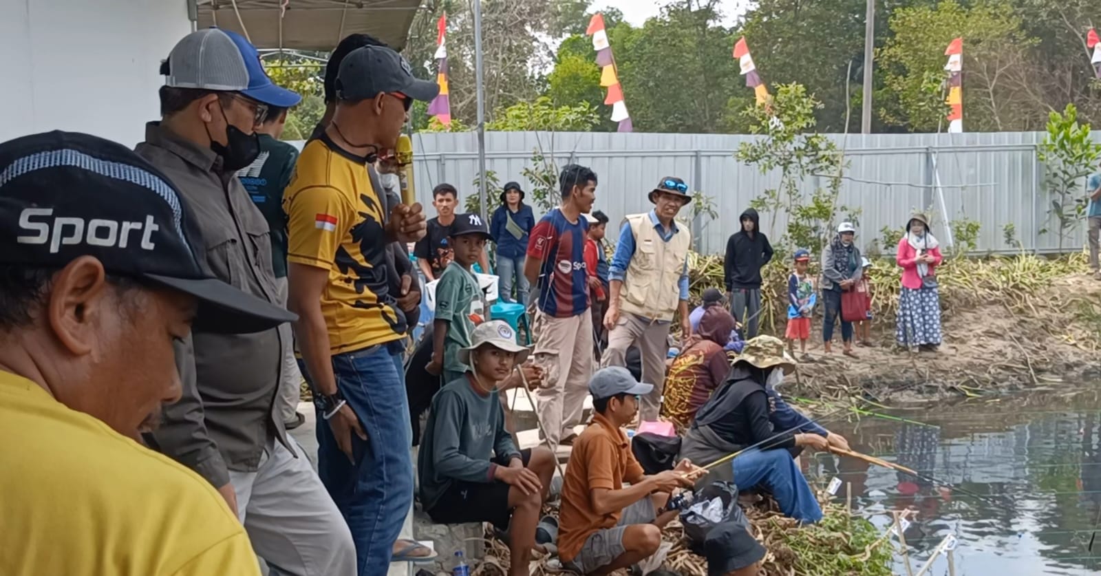 Meriahkan HUT RI ke-81, Lomba Mancing Pasiranjaya 2 Diikuti 200 Peserta, Kapolsek Dente Teladas Hadir dan Bagikan Beragam Hadiah