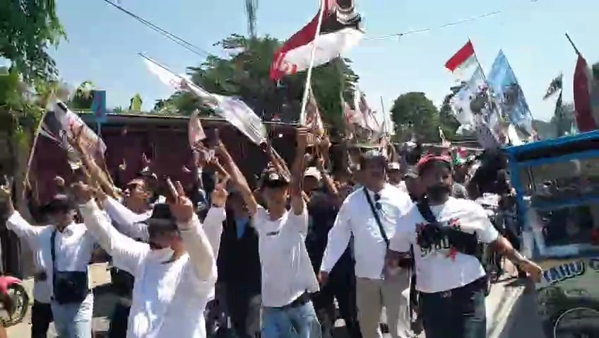 Blusukan Jalan Kaki, Calon Kades No 2 Samsudin SE Disambut Antusias Warga Bantarjaya
